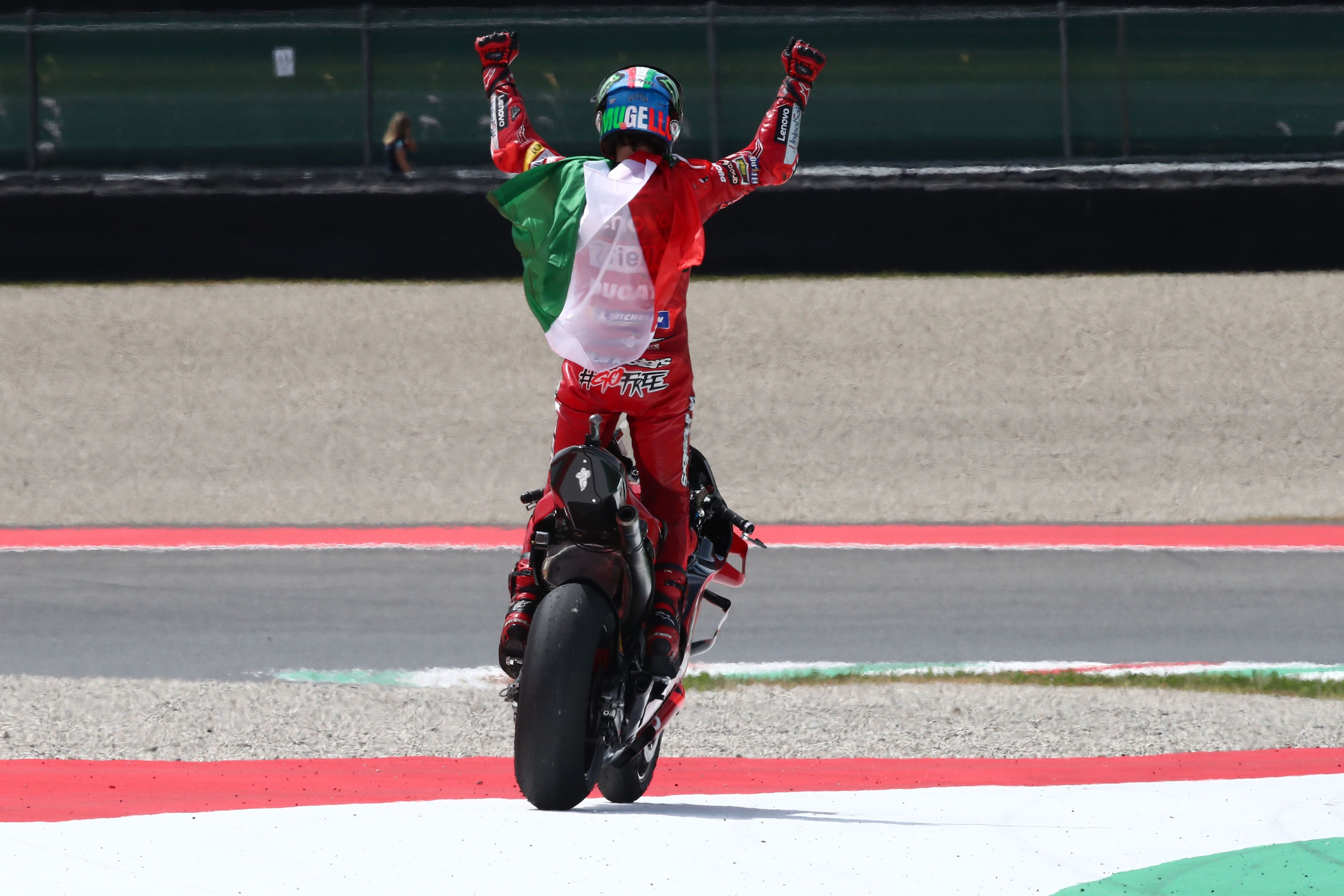 Pecco Bagnaia festeja la victoria con la bandera italiana, MotoGP Mugello 2022