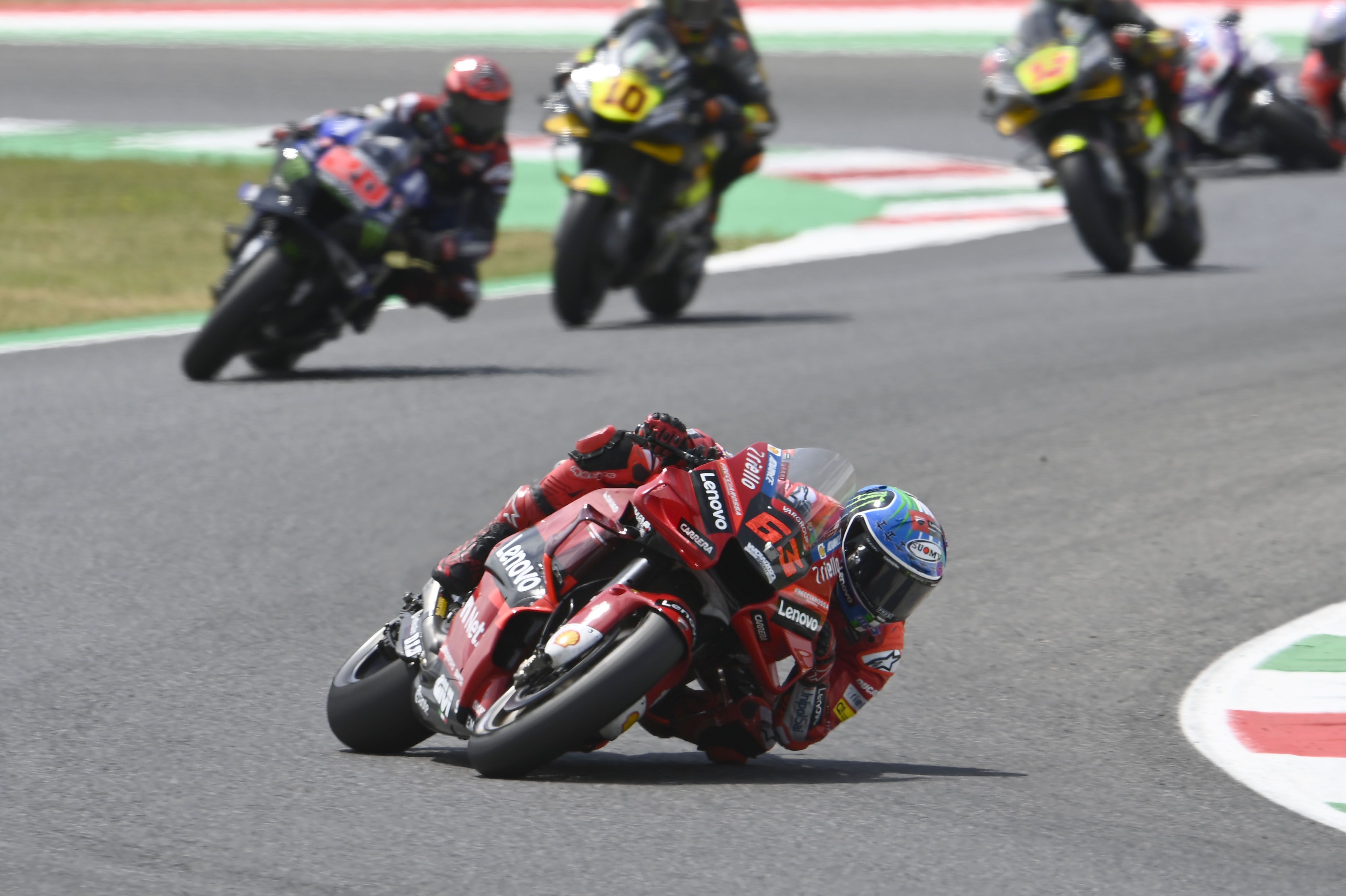 Pecco Bagnaia se va de Fabio Quartararo, Luca Marini y Marco Bezzecchi, MotoGP Mugello 2022