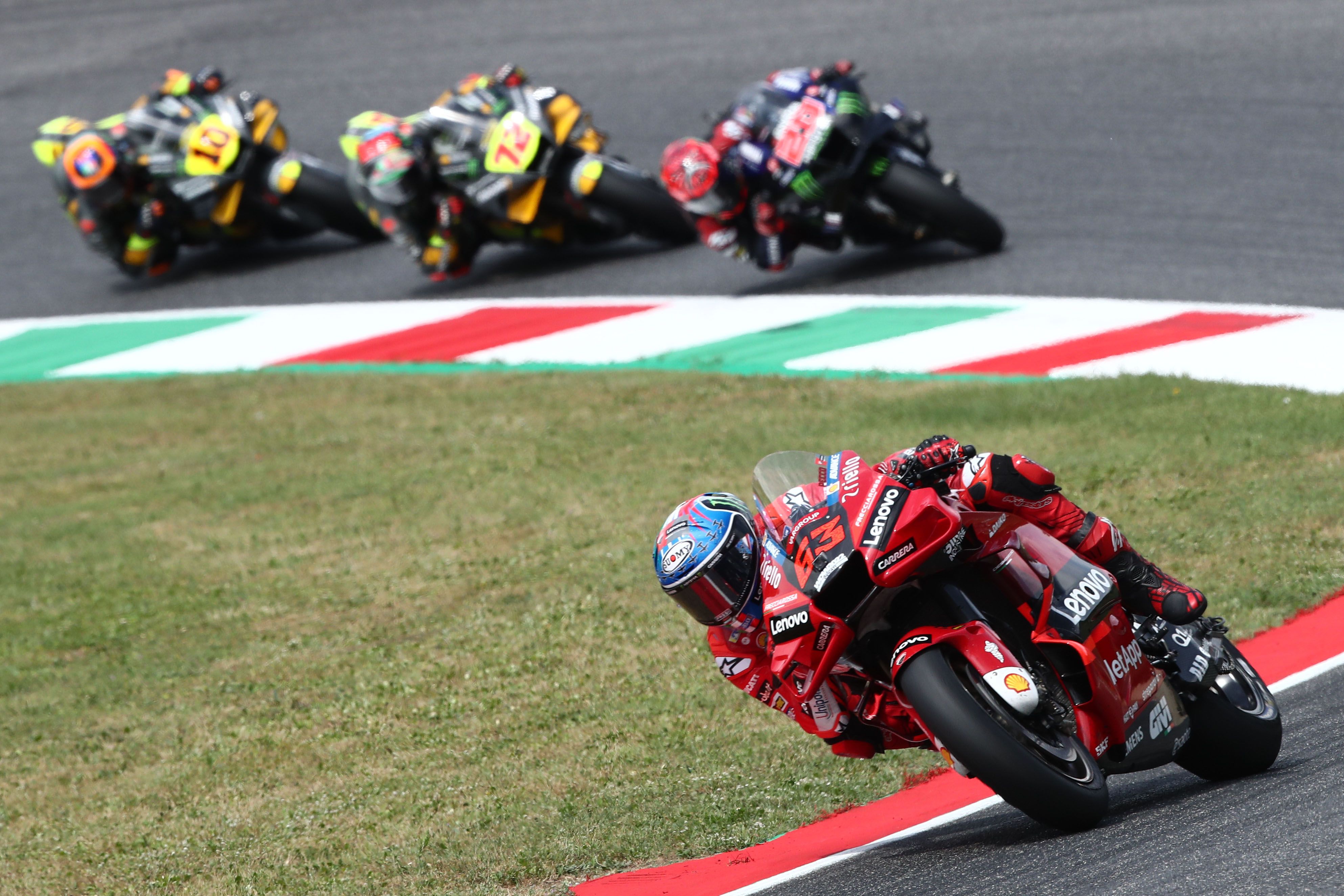 Pecco Bagnaia se va de Fabio Quartararo, Marco Bezzecchi y Luca Marini, MotoGP Mugello 2022