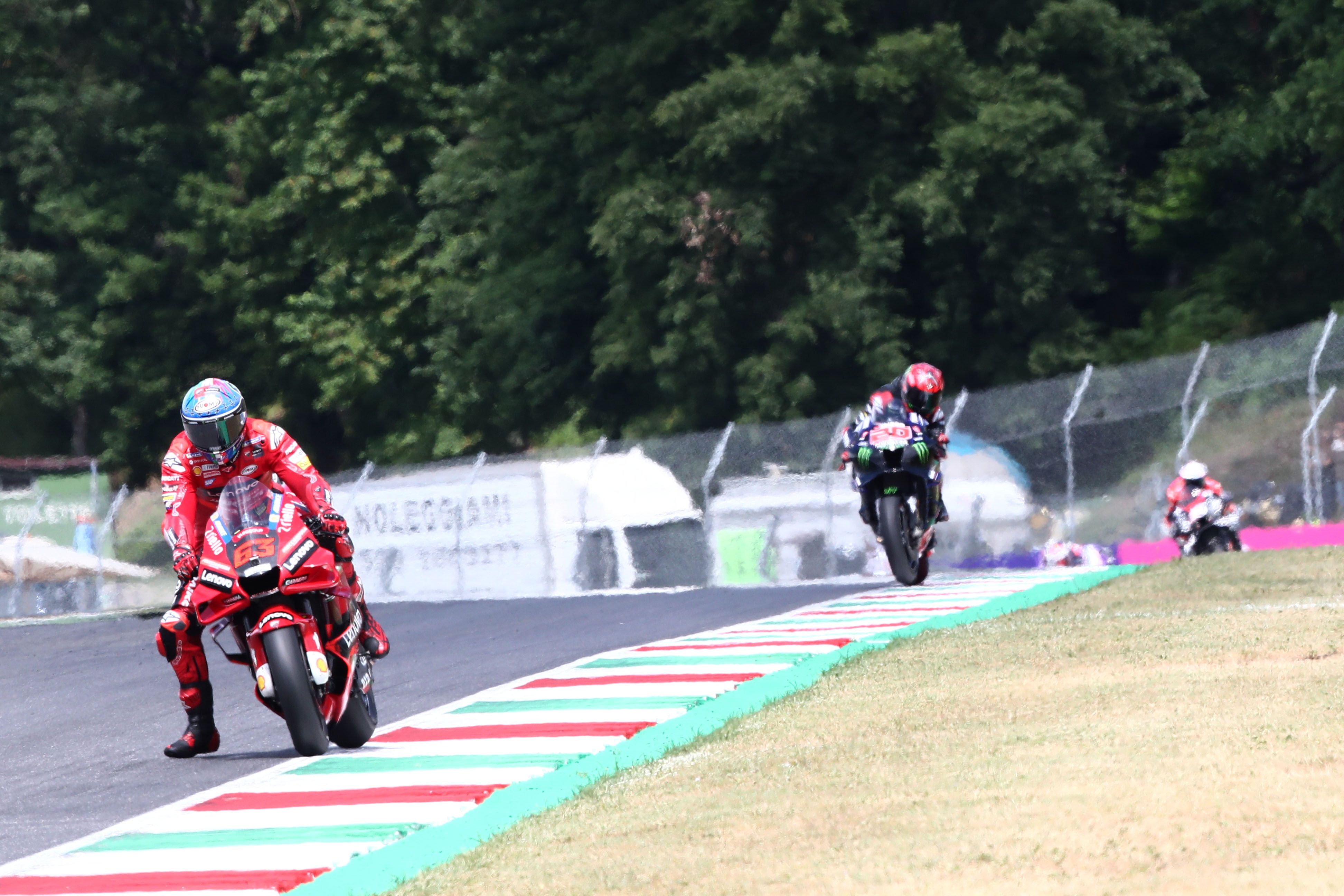 Pecco Bagnaia seguido de lejos por Fabio Quartararo y Aleix Espargaró, MotoGP Mugello 2022