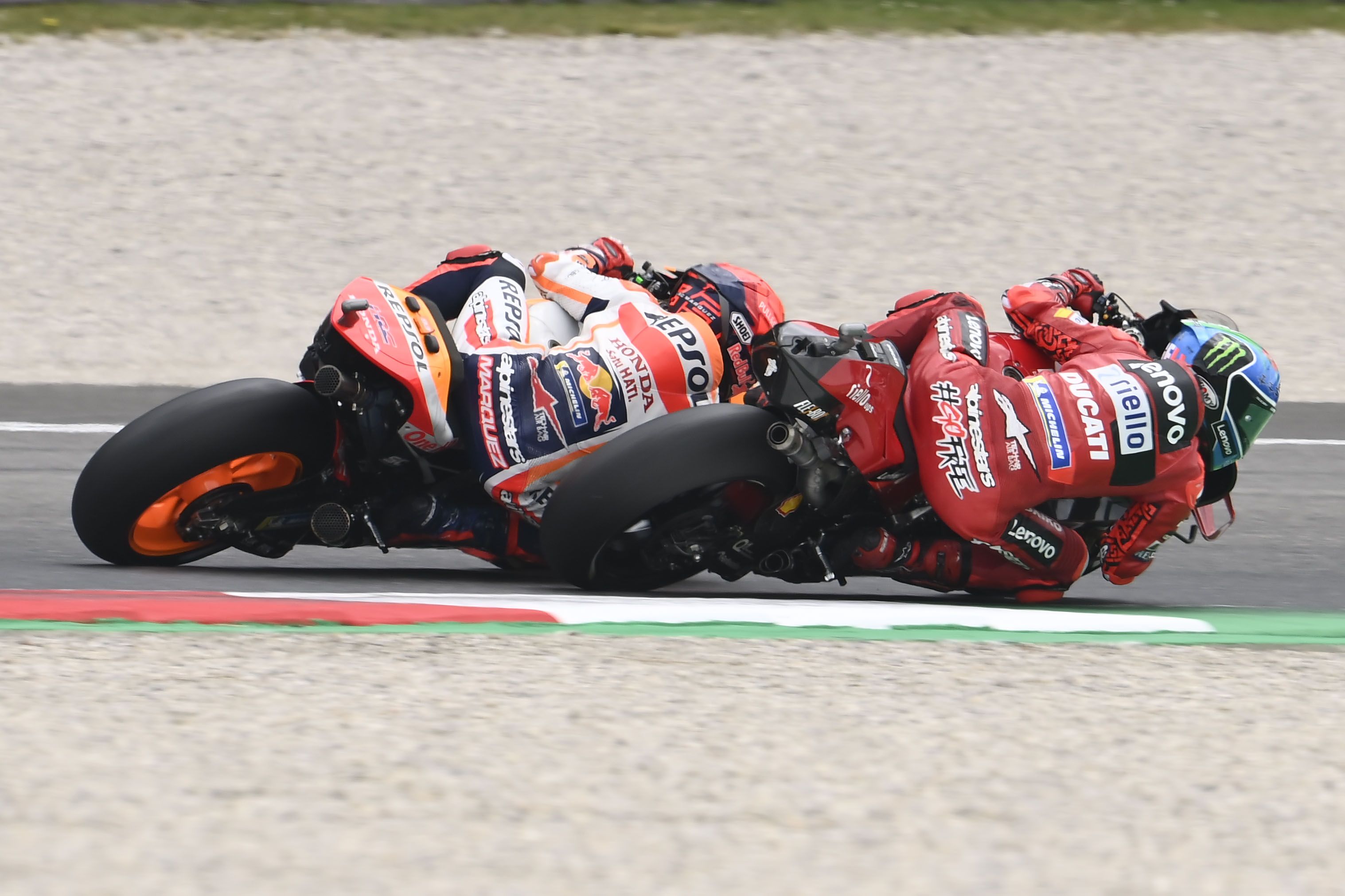 Pecco Bagnaia supera por el interior a Marc Márquez, MotoGP Mugello 2022