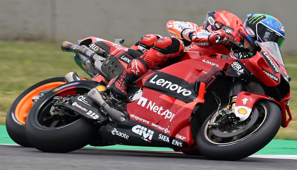 Marc Márquez se mete por el interior a Pecco Bagnaia en Mugello