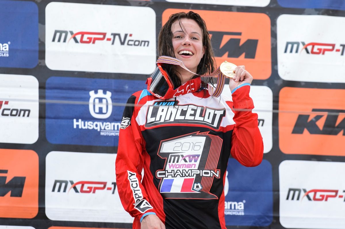 Livia Lancelot, campeona mundial de motocross, en el podio / Credit: PSP/ Nuno Laranjeira FIM