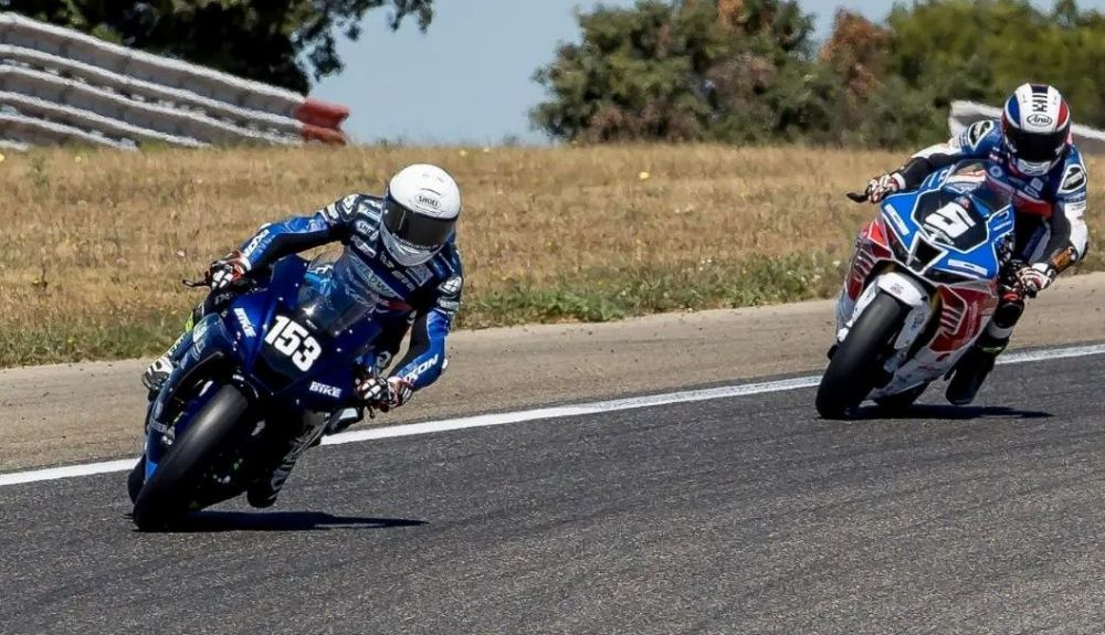 Valentin Debise seguido por Alan Techer Valentin Debise seguido por Alan Techer