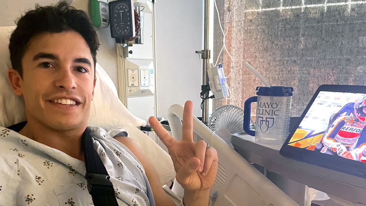 Marc Márquez ha subido esta imagen a sus redes sociales, poco después de operarse.