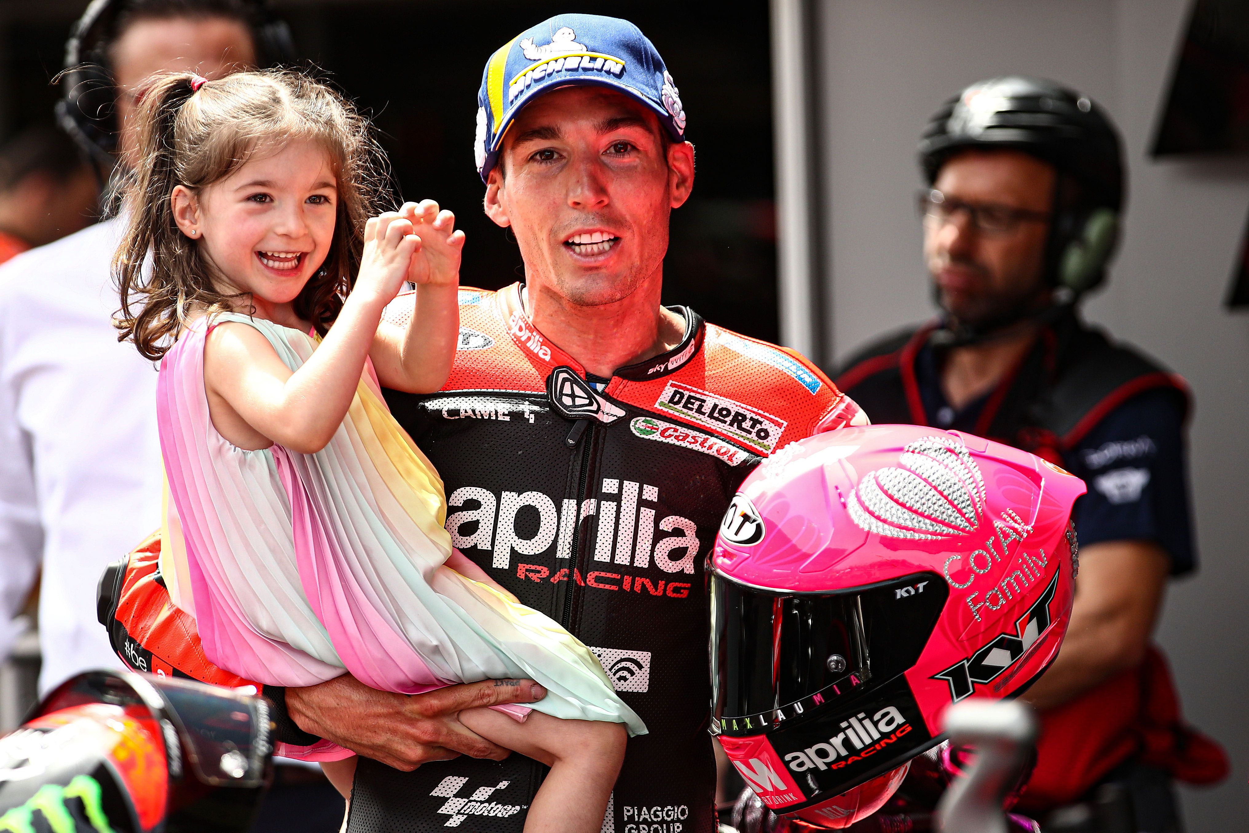 Aleix Espargaró celebra la pole en Cataluña con su hija, Mia.