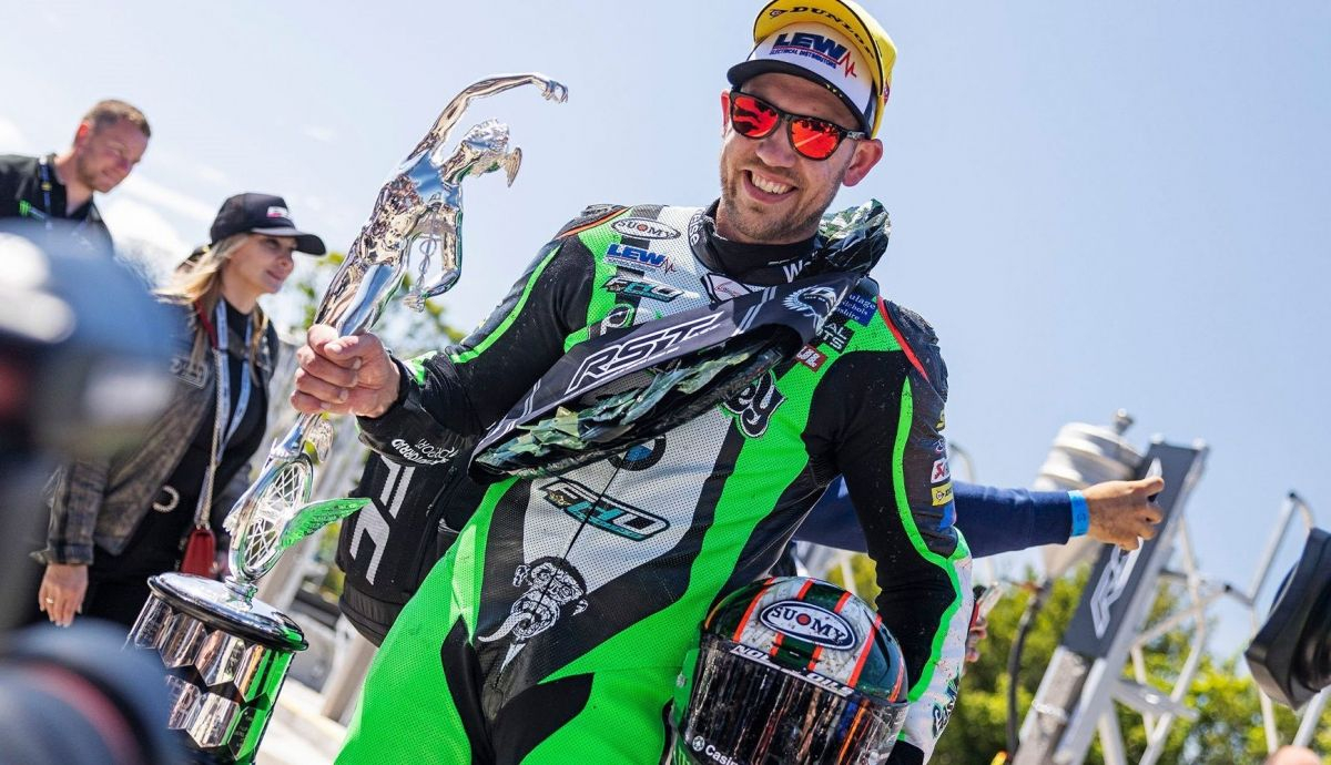 Peter Hickman con su trofeo de ganador del TT Superbike 2022 Peter Hickman con su trofeo de ganador del TT Superbike 2022