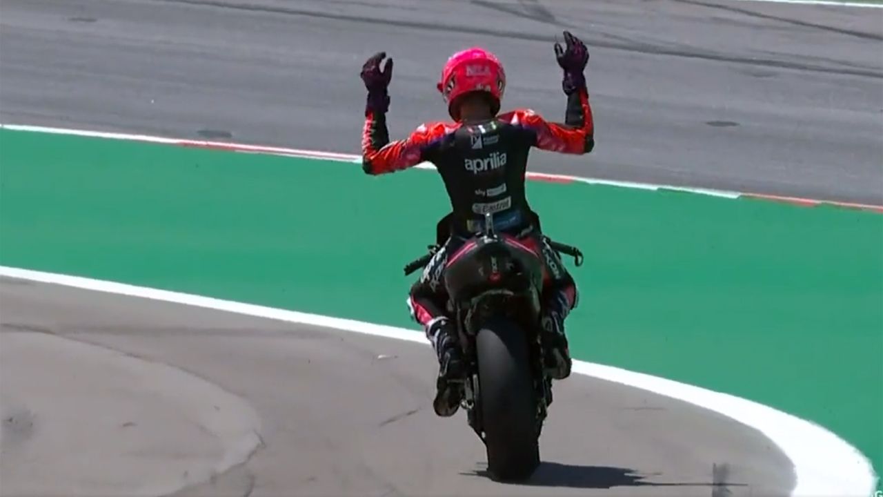 Aleix Espargaró perdió el podio por un error en la última vuelta.