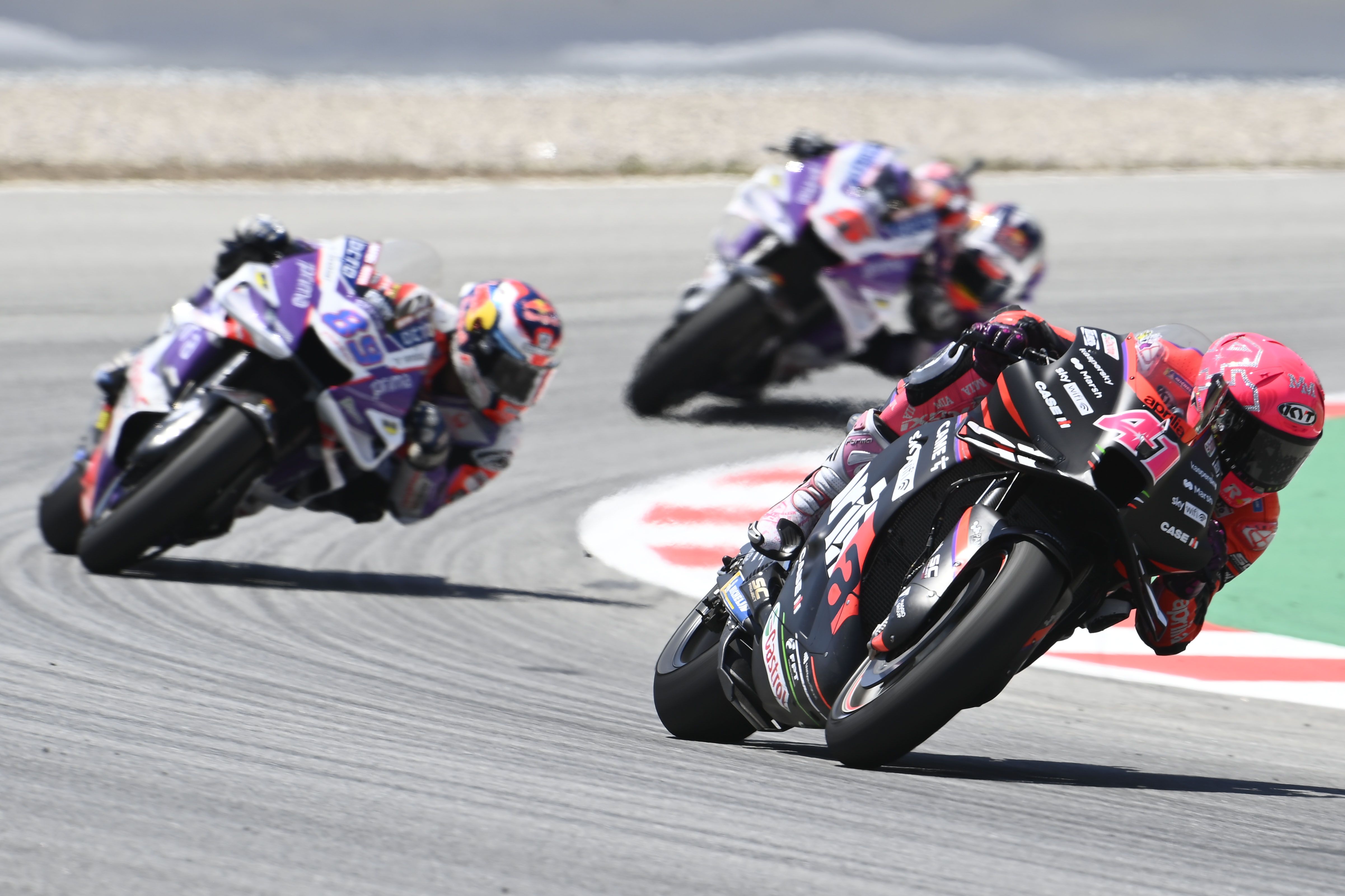 Aleix Espargaró se escapa de Jorge Martín y Johann Zarco, MotoGP Catalunya 2022
