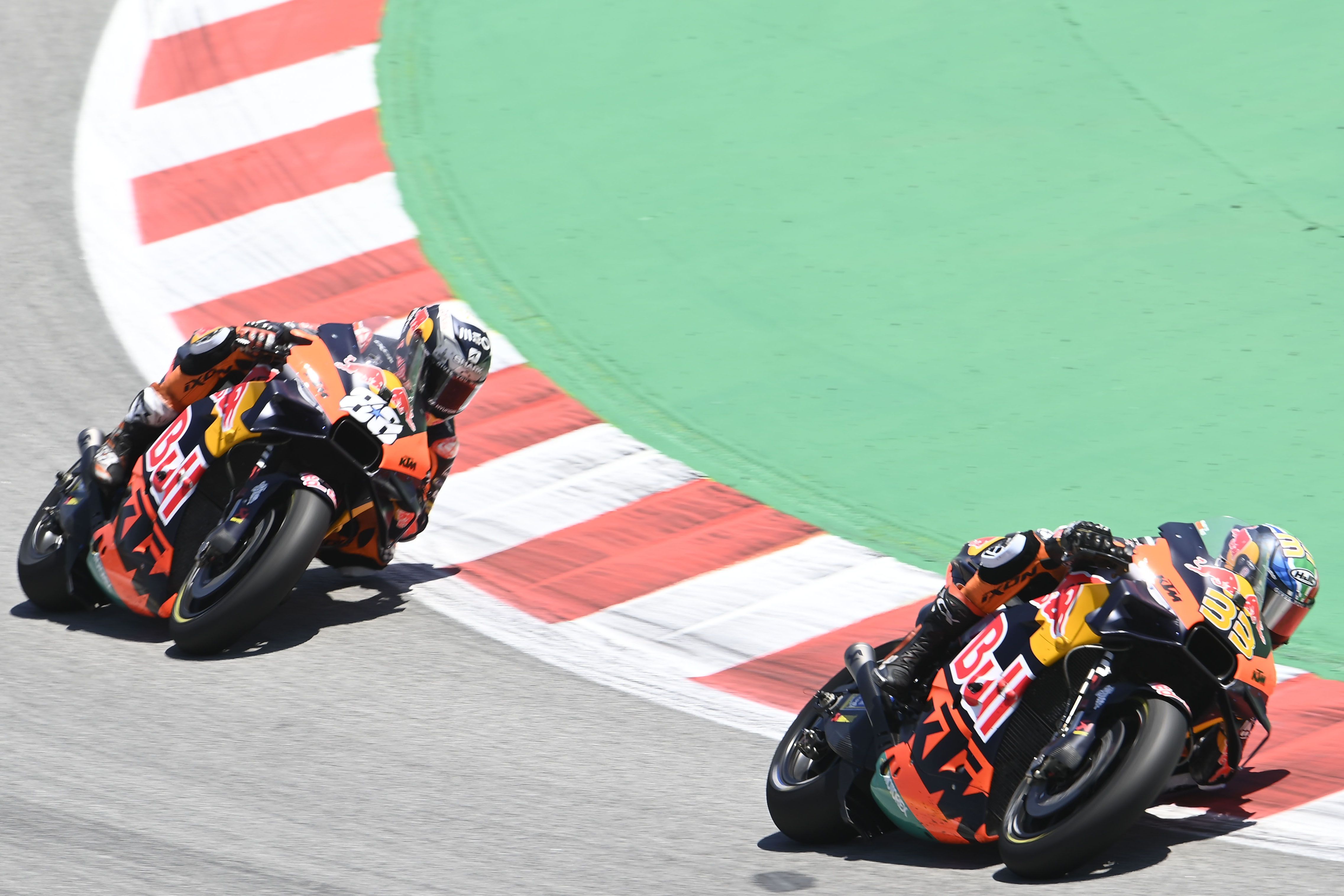 Brad Binder delante de Miguel Oliveira, MotoGP Catalunya 2022