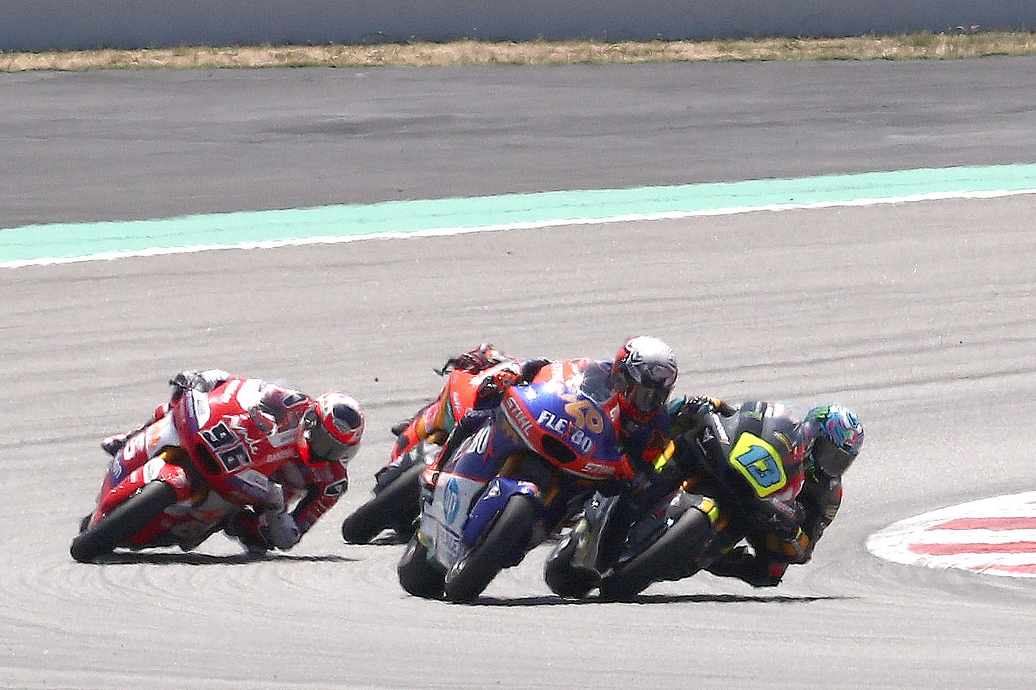 Celestino Vietti supera a Arón Canet en presencia de Jake Dixon y Augusto Fernández, Moto2 Catalunya 2022
