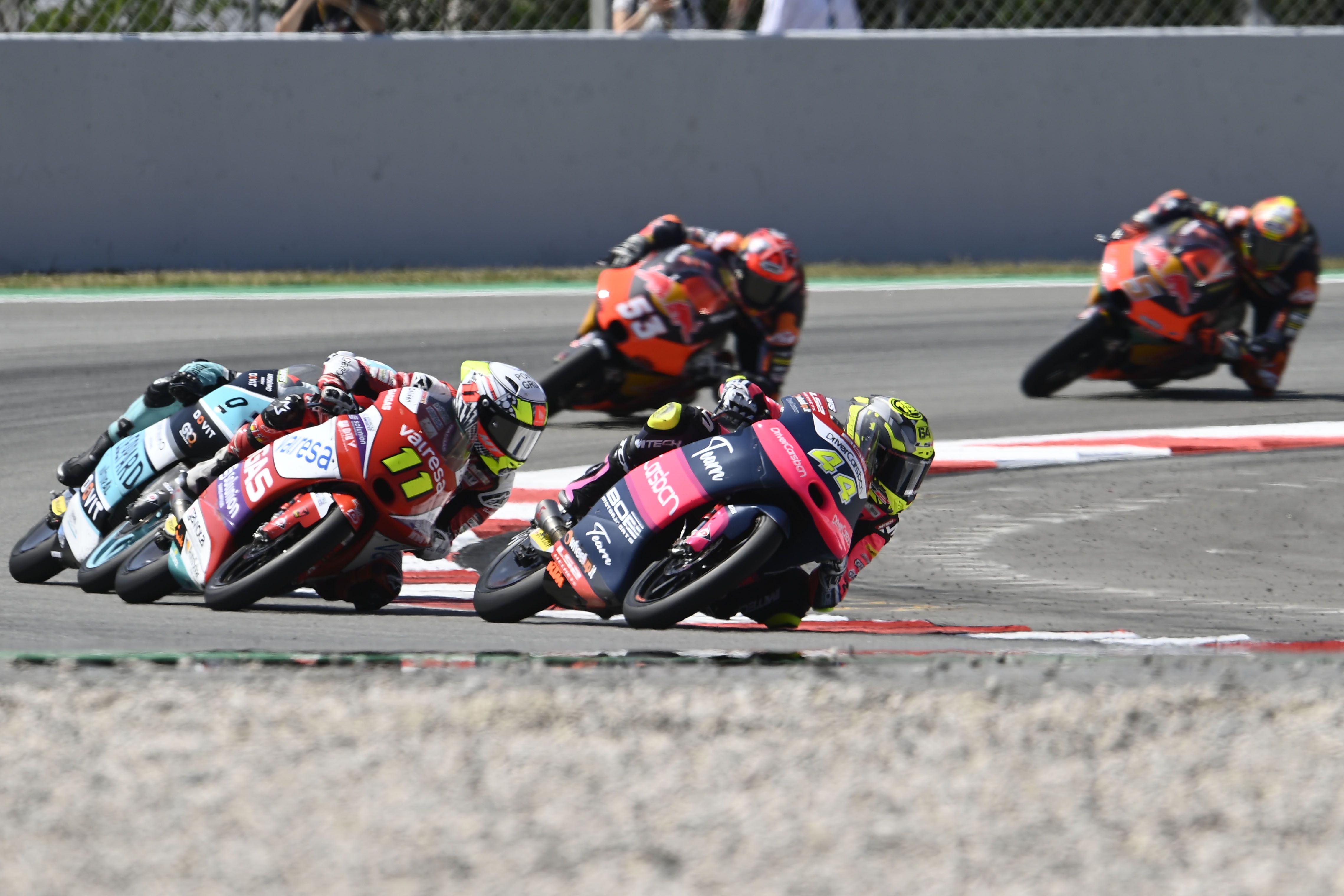 David Muñoz seguido por Sergio García, Tatsuki Suzuki, Deniz Oncu y Jaume Masià, Moto3 Catalunya 2022
