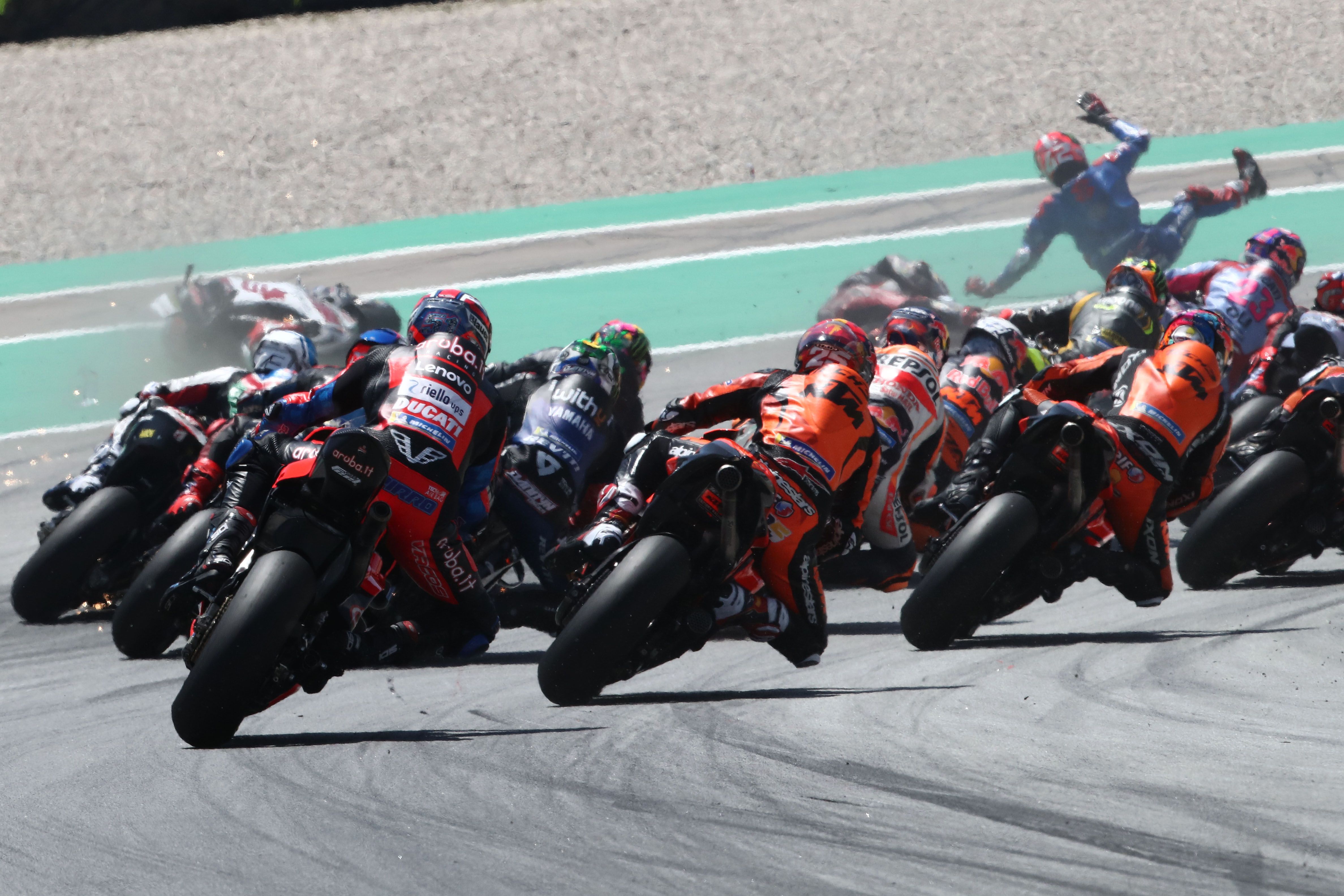 El inciddente de la primera curva visto desde atrás, MotoGP Catalunya 2022