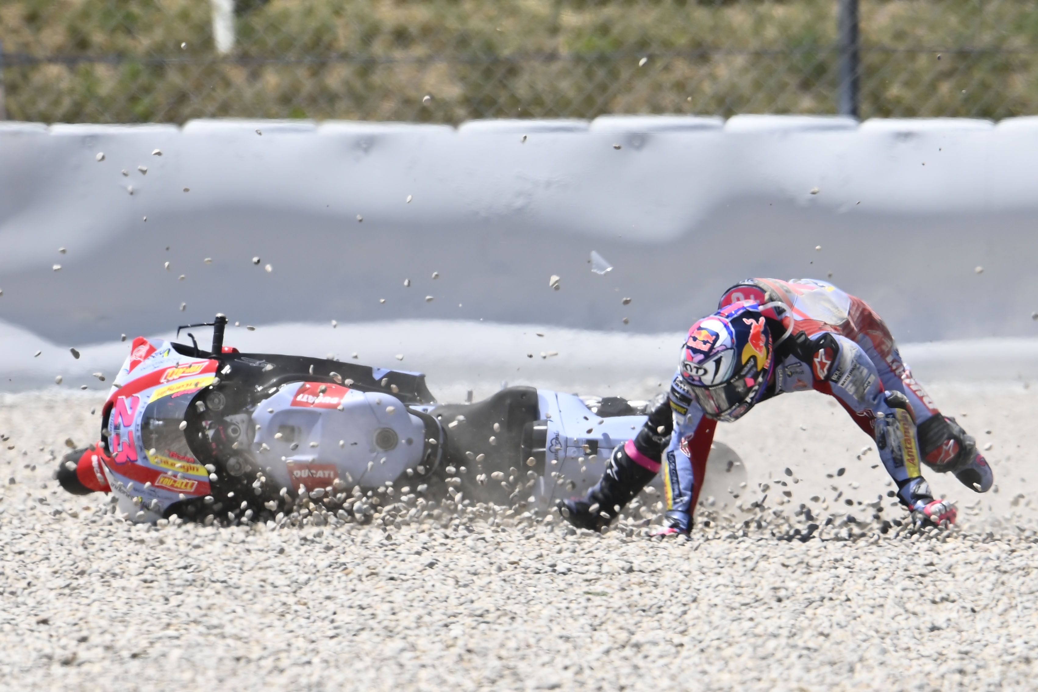 Enea Bastianini se fue al suelo por segunda carrera seguida, MotoGP Catalunya 2022