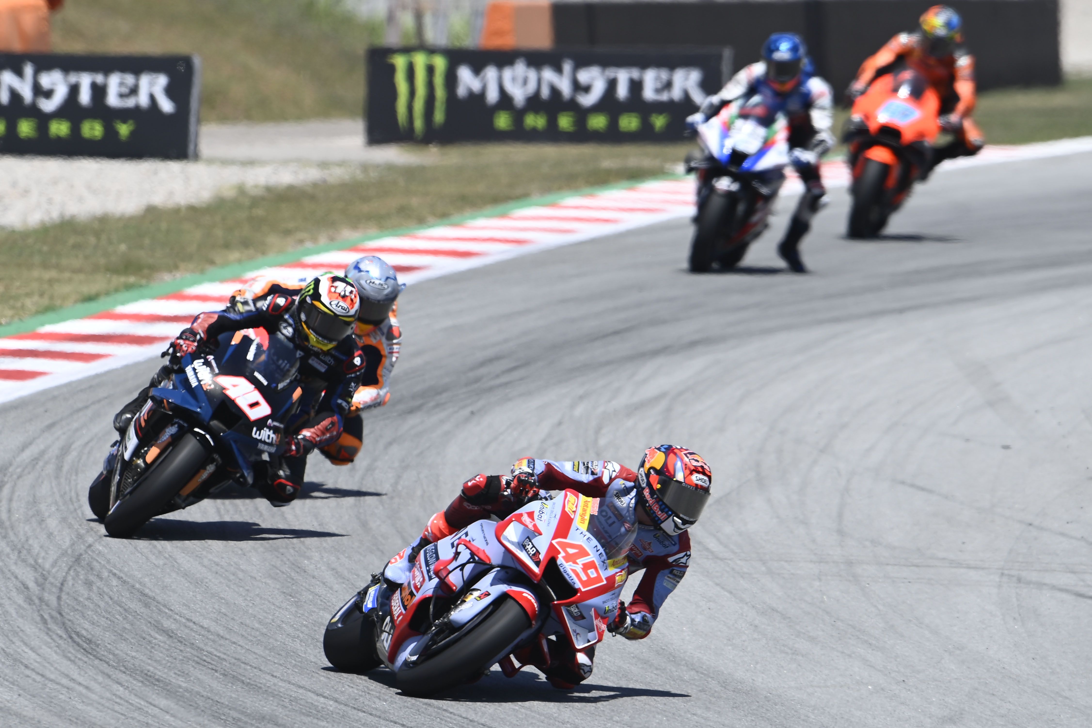 Fabio Di Giannantonio delante de Darryn Binder y Pol Espargaró, MotoGP Catalunya 2022