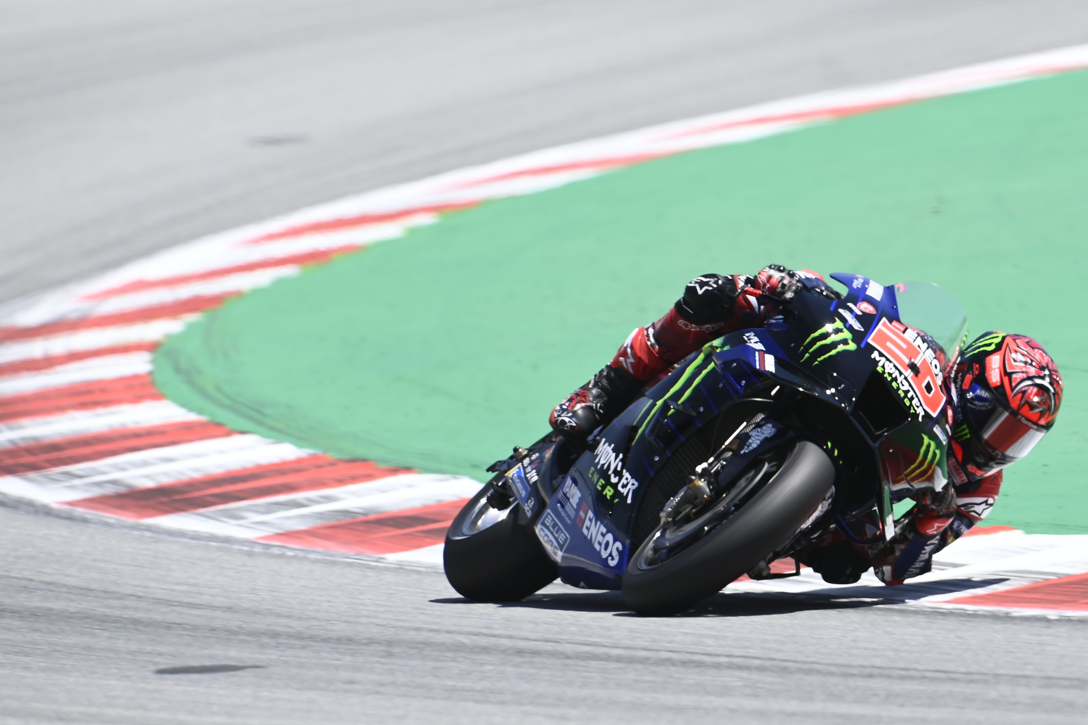 Fabio Quartararo negociando una curva, MotoGP Catalunya 2022