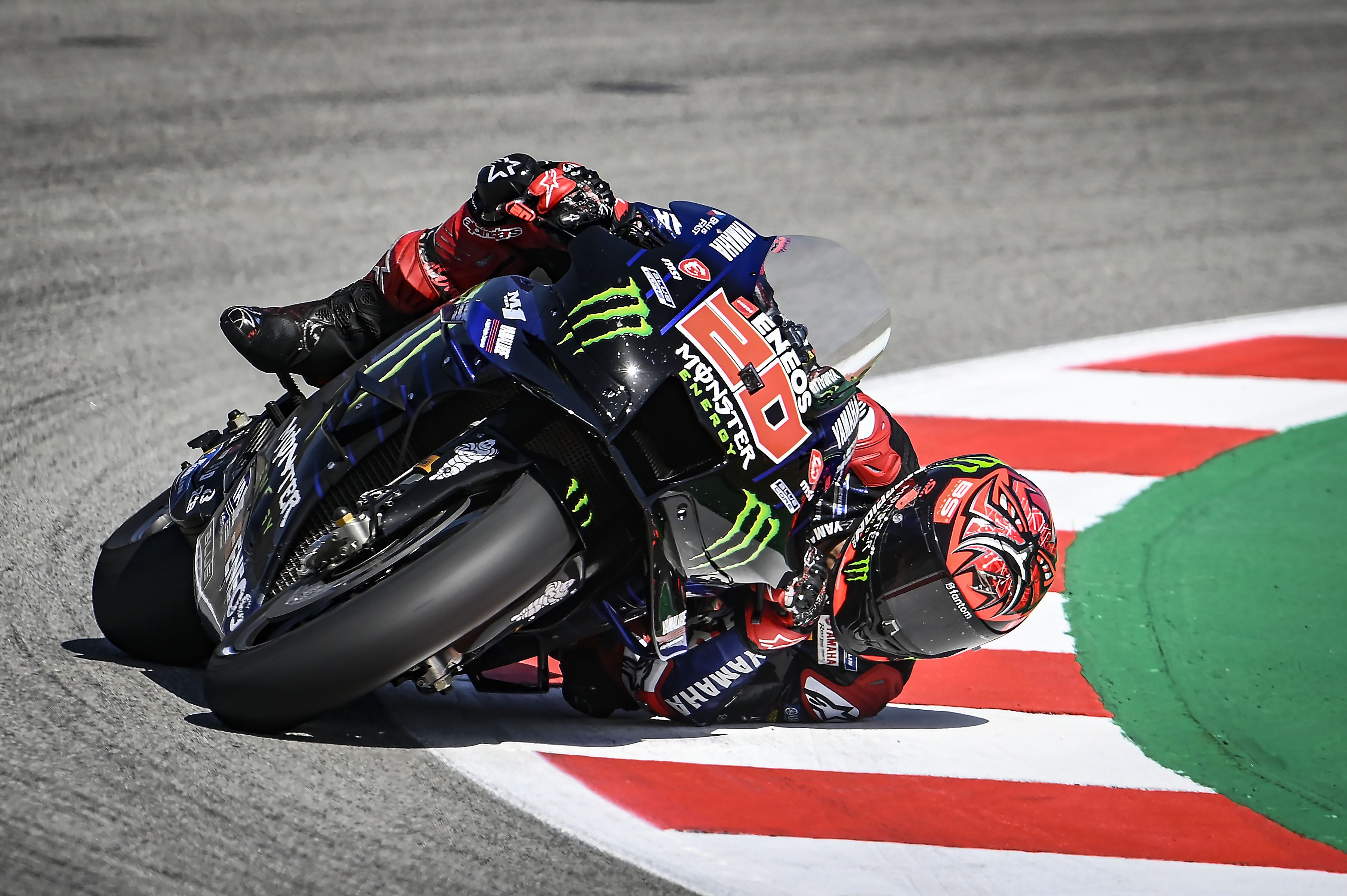 Fabio Quartararo realizando una tumbada increíble, MotoGP Catalunya 2022