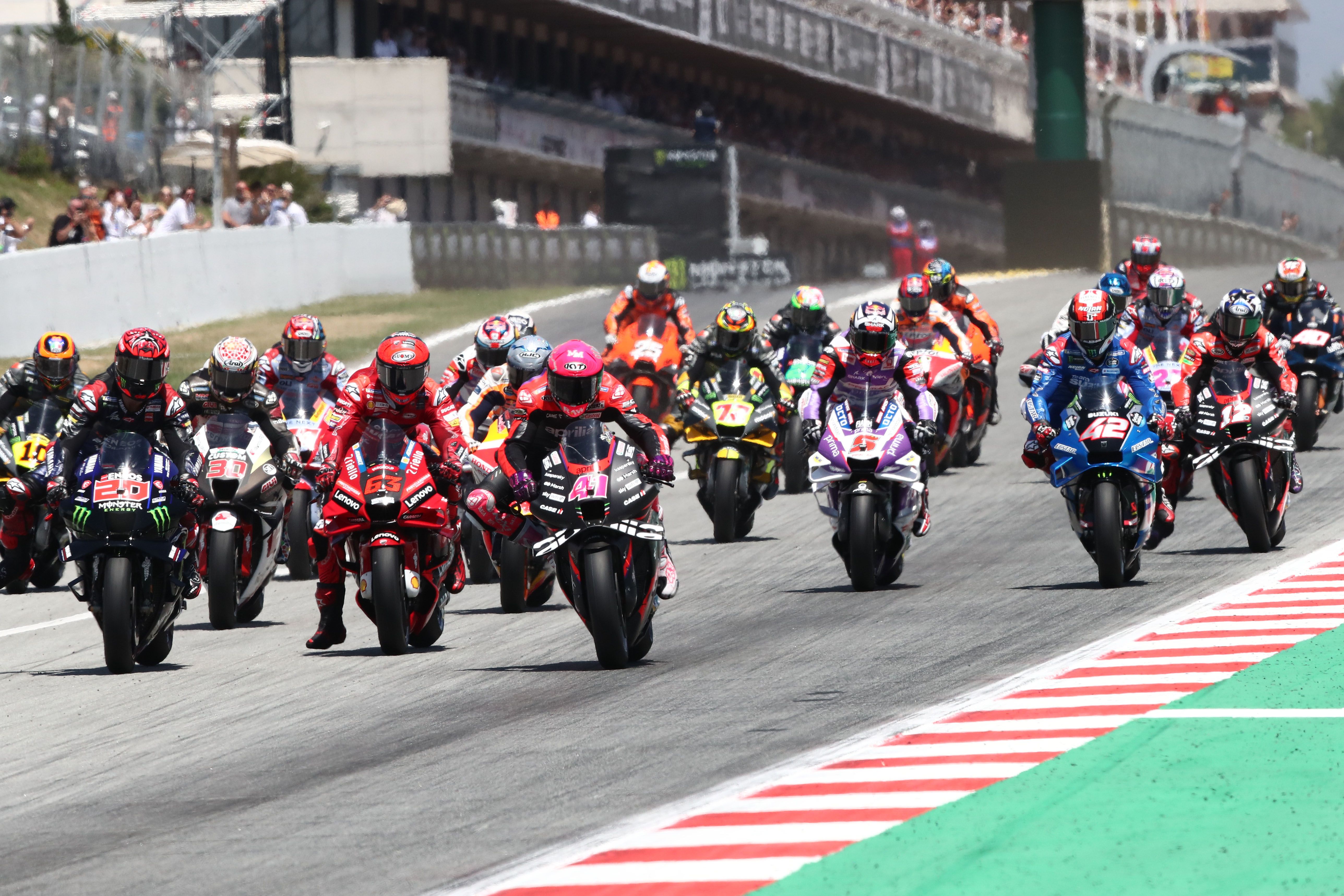 Fabio Quartararo y Aleix Espargaró se emparejan en la salida ante Pecco Bagnaia, MotoGP Catalunya 2022