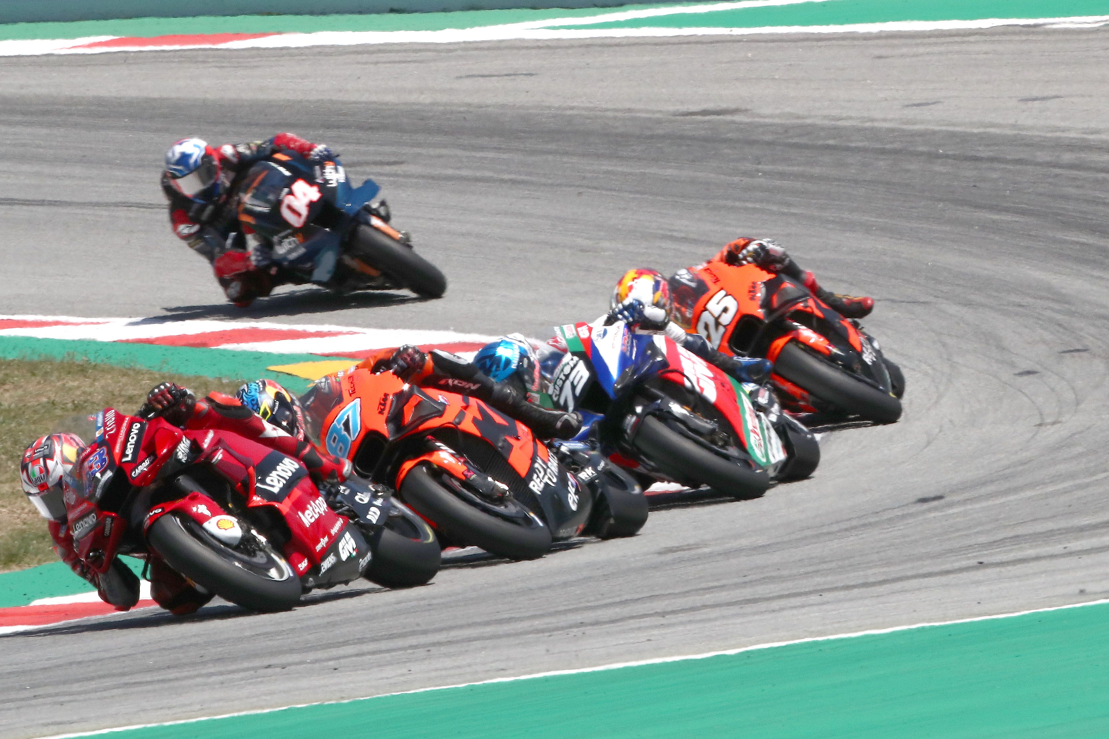 Jack Miller seguido por Remy Gardner, Álex Márquez y Raúl Fernández, MotoGP Catalunya 2022