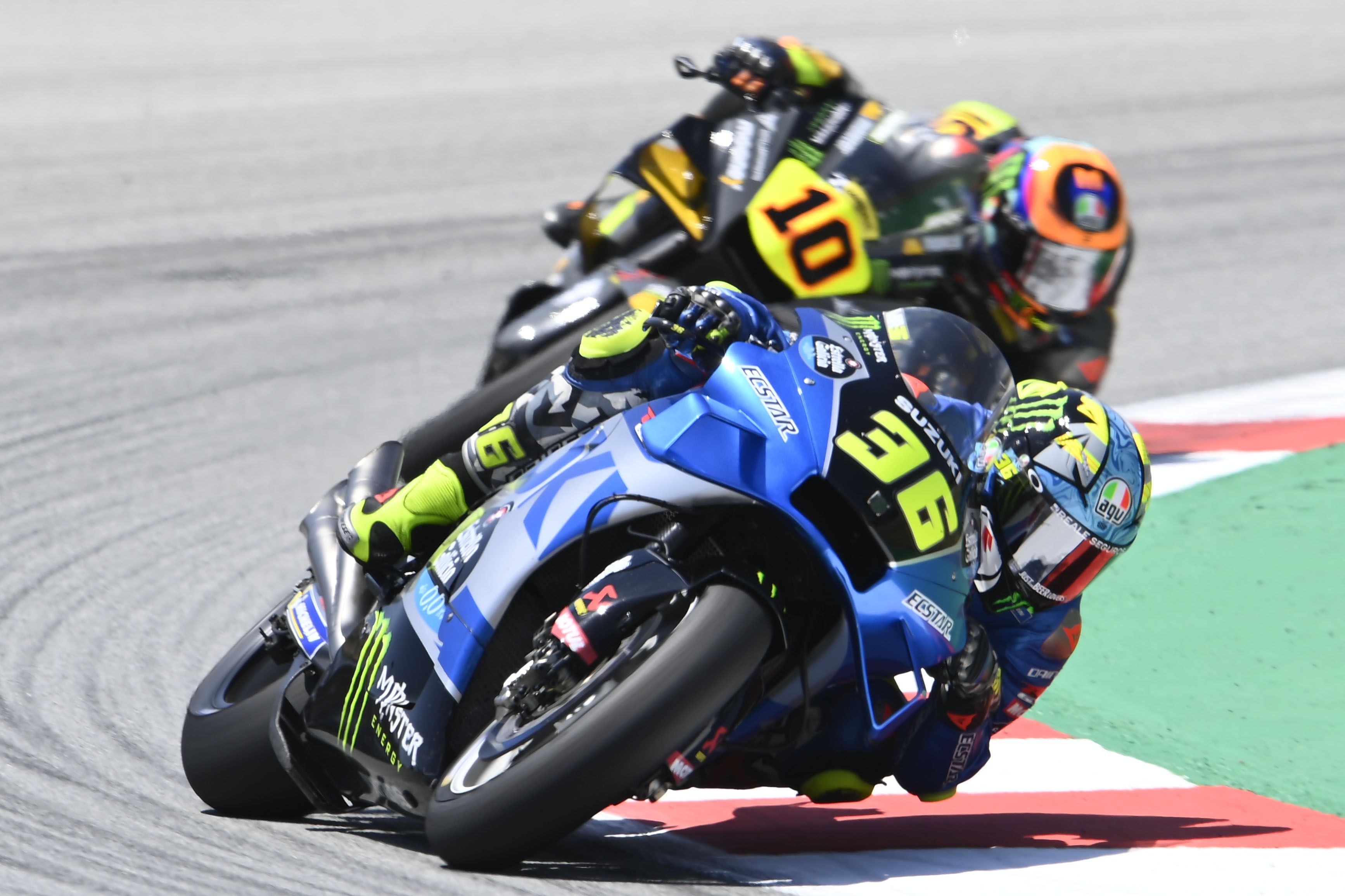 Joan Mir con Luca Marini totalmente pegado, MotoGP Catalunya 2022