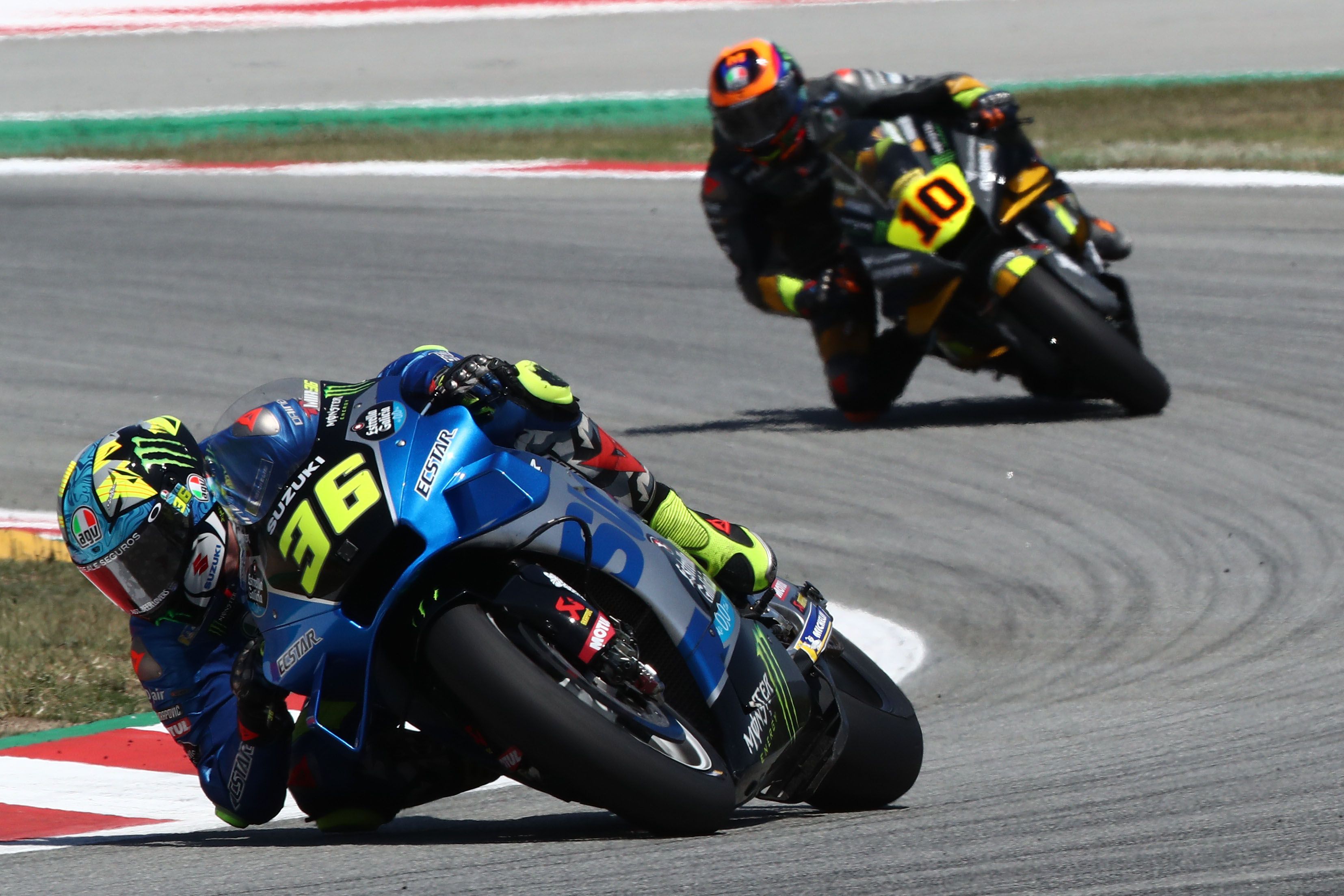 Joan Mir trata de escaparse de Luca Marini, MotoGP Catalunya 2022