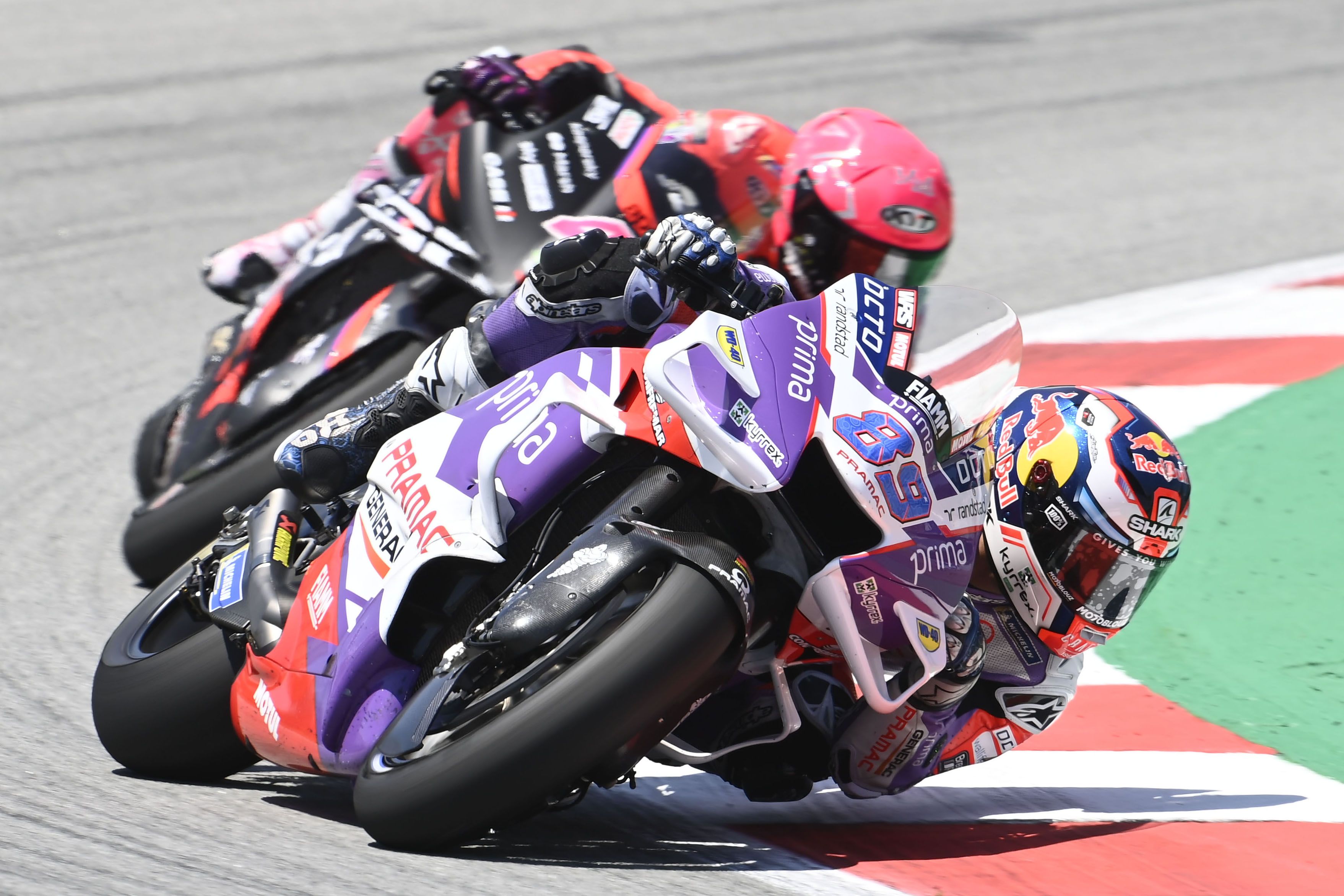 Jorge Martín con Aleix Espargaró totalmente pegado, MotoGP Catalunya 2022