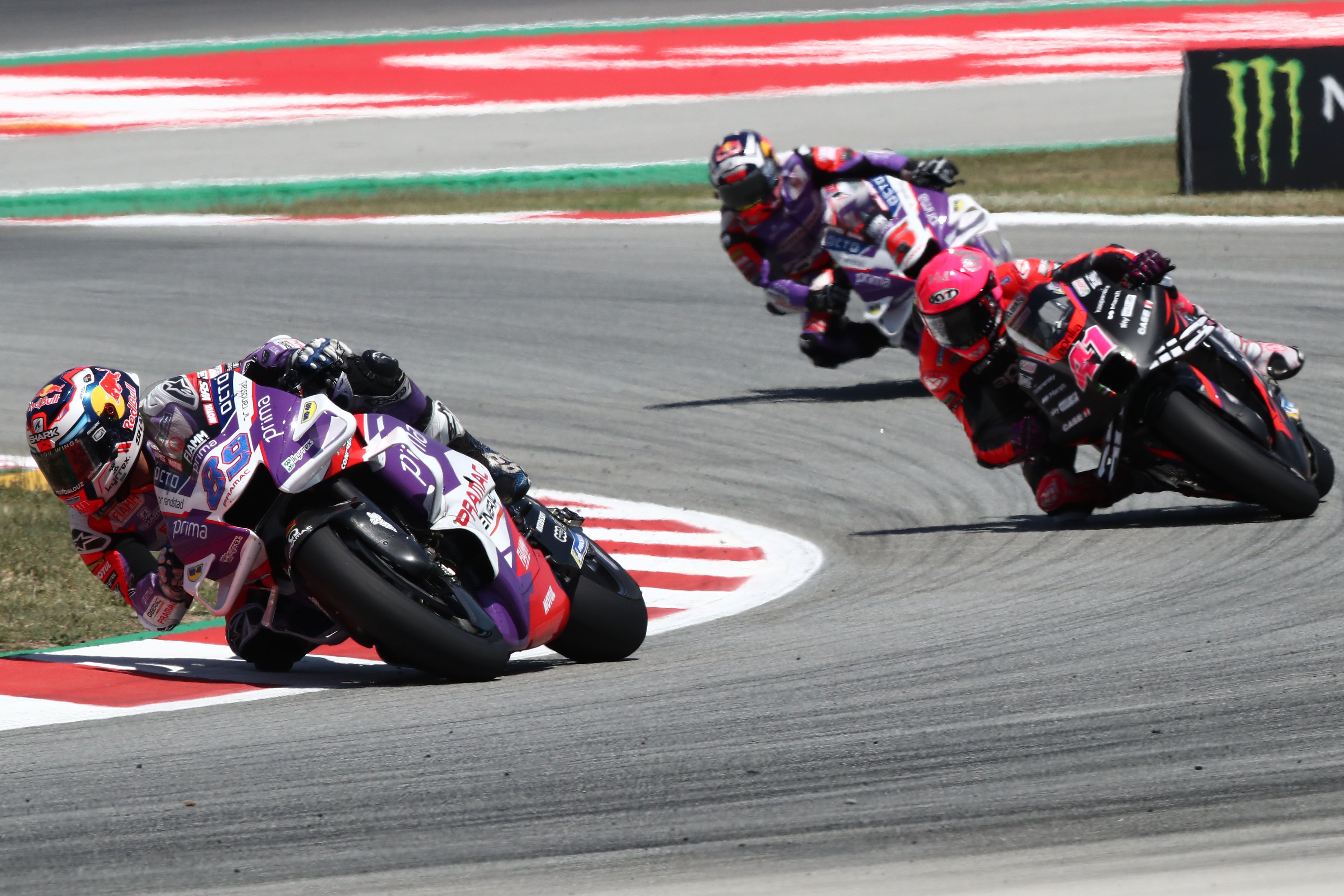 Jorge Martín delante de Aleix Espargaró y Johann Zarco, MotoGP Catalunya 2022