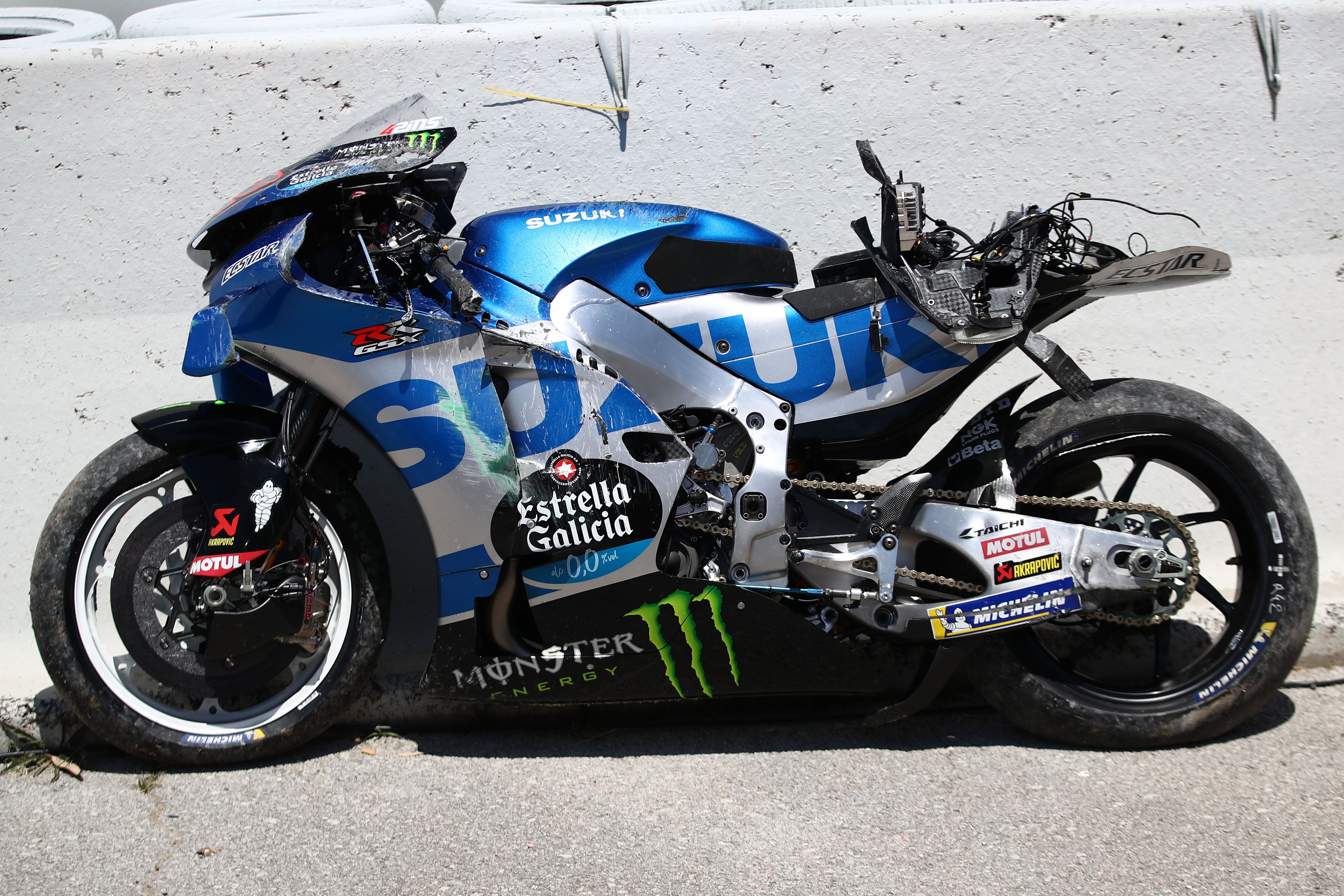 La moto de Álex Rins tras la caída de la primera curva, MotoGP Catalunya 2022