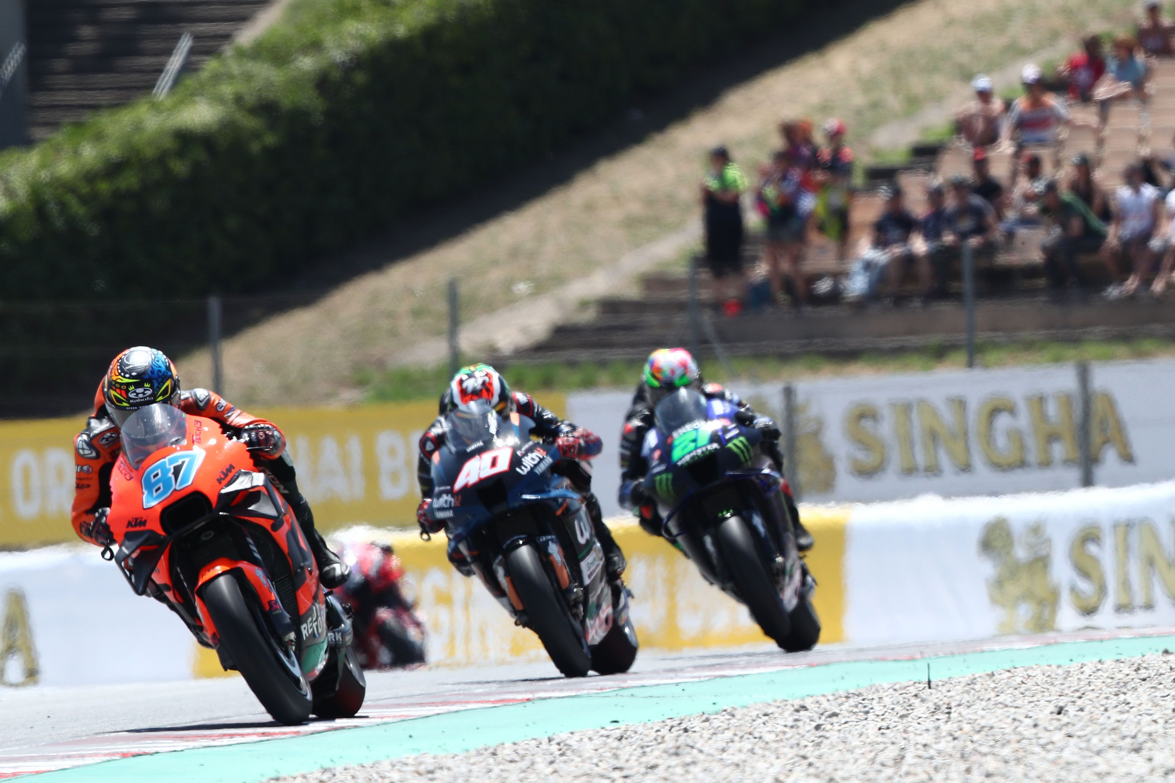 Remy Gardner seguido por Darryn Binder y Franco Morbidelli, MotoGP Catalunya 2022
