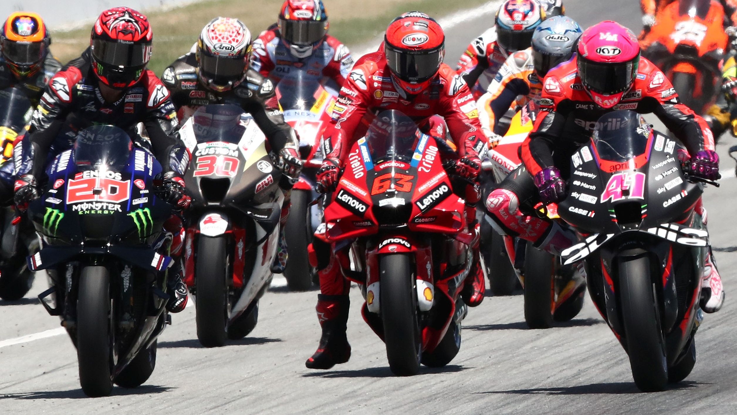 Fabio Quartararo y Aleix Espargaró se emparejan en la salida en Catalunya