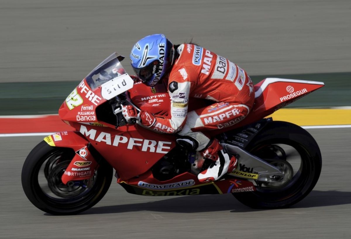 Elena Rosell encima de su moto. Fuente: GoldandGoose