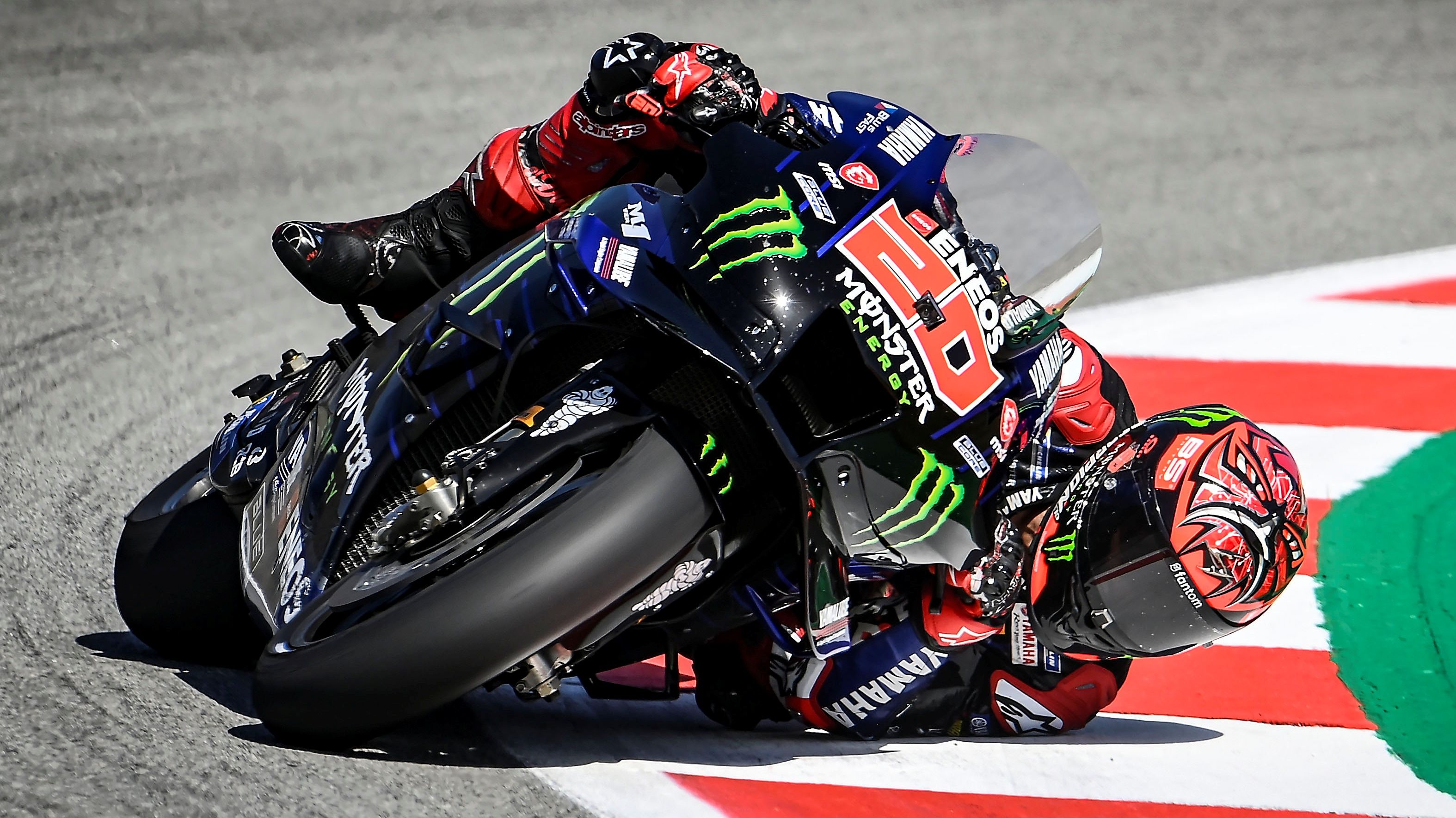 Fabio Quartararo realizando una tumbada increíble en Catalunya