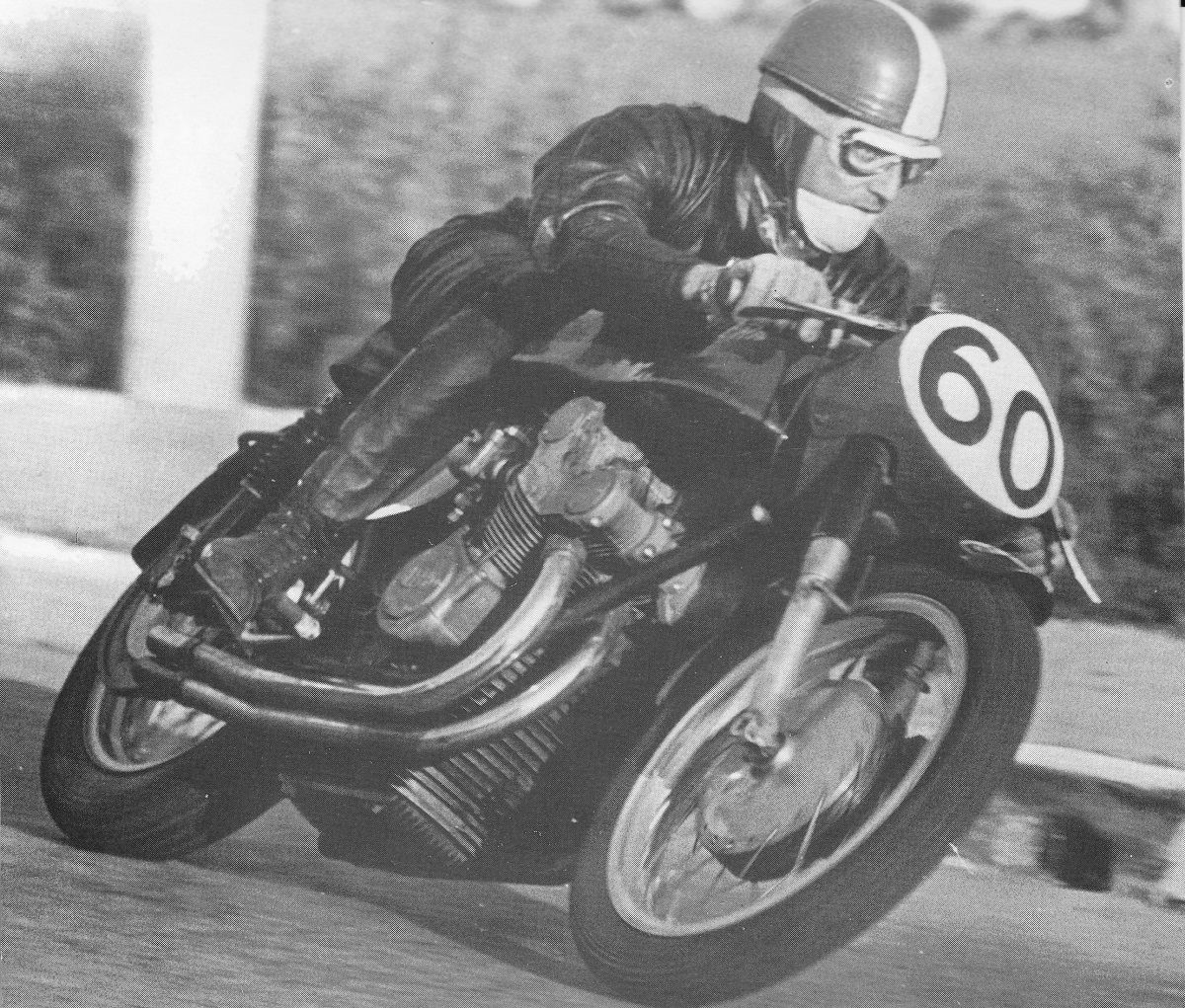Alfredo Milani en una carrera de 500 cc en 1951. Fuente: Maurice Büla Collection © FIM