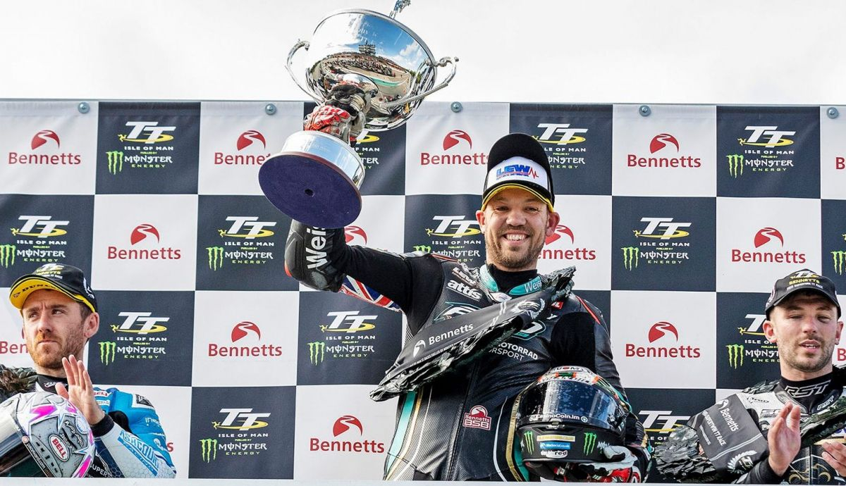 Peter Hickman con Lee Johnston y Paul Jordan en el podio del TT Supertwin 2022 Peter Hickman con Lee Johnston y Paul Jordan en el podio del TT Supertwin 2022