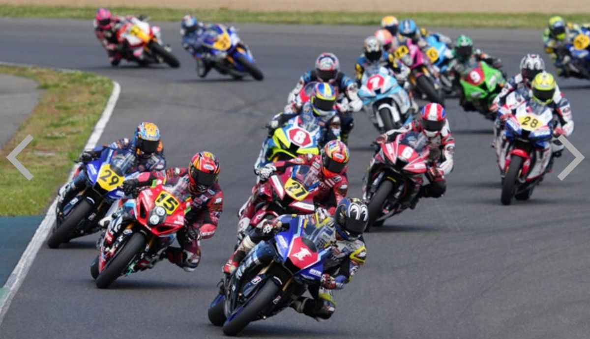Katsuyuki Nakasuga comanda en la salida ante Kazuki Watanabe, Kosuke Sakumoto y Yuki Okamoto Katsuyuki Nakasuga comanda en la salida ante Kazuki Watanabe, Kosuke Sakumoto y Yuki Okamoto