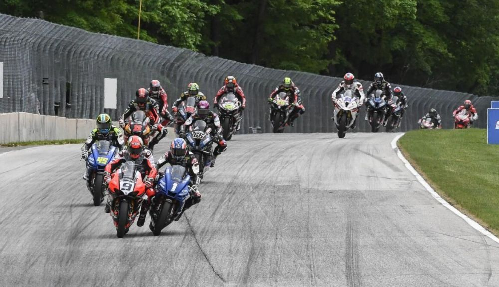 Jake Gagne y Danilo Petrucci se tocan en la acción que acabaría con la caída del de Yamaha Jake Gagne y Danilo Petrucci se tocan en la acción que acabaría con la caída del de Yamaha