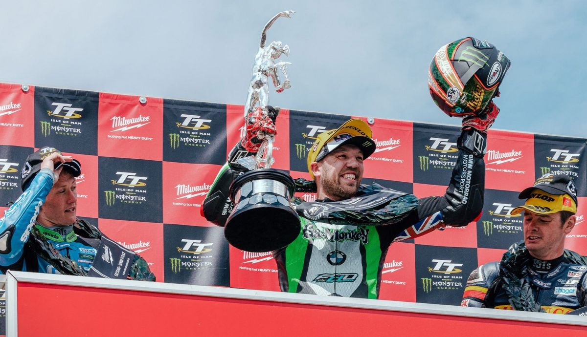 Peter Hickman, Dean Harrison y Conor Cummins en el podio del Senior TT 2022