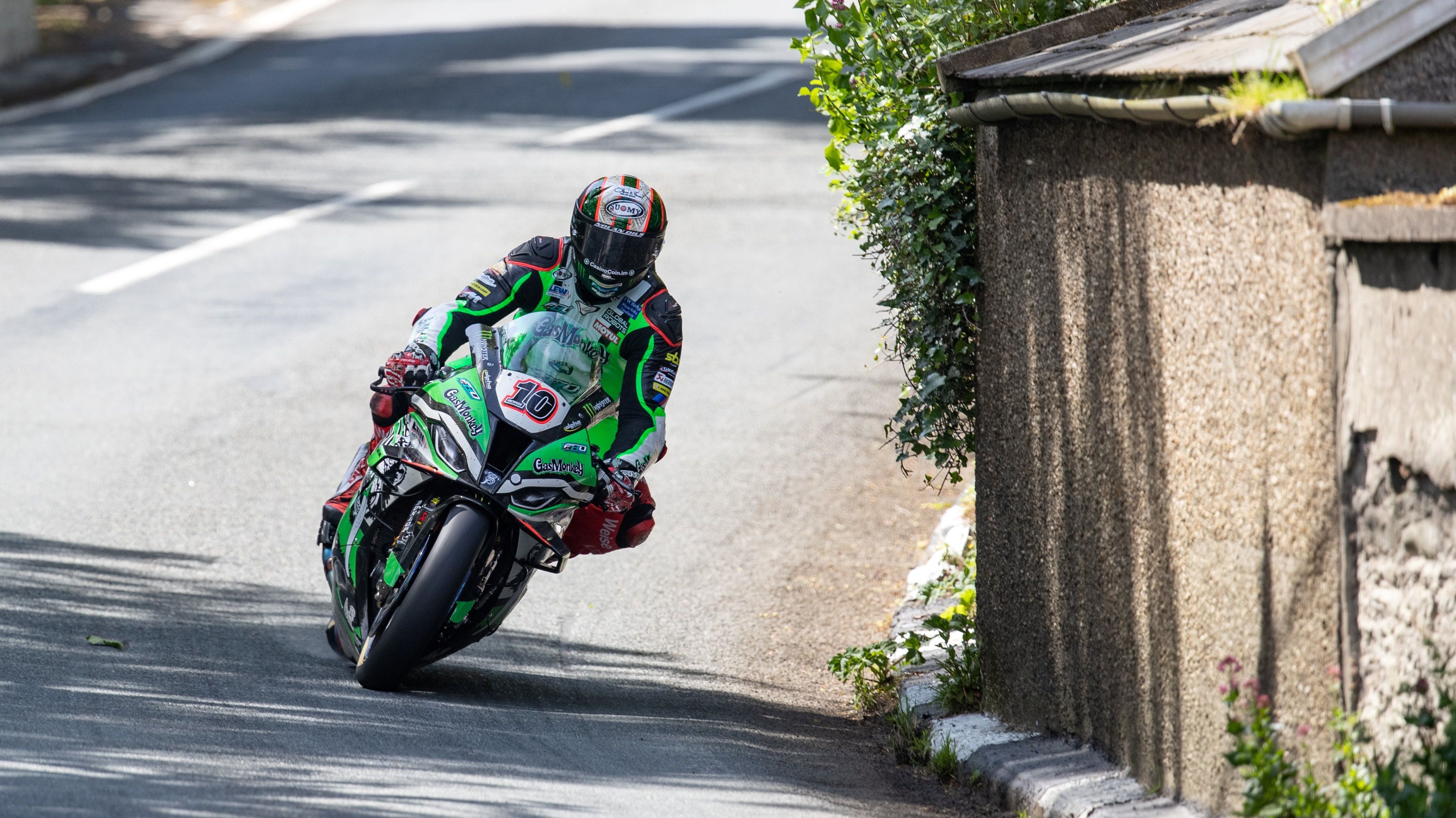 Peter Hickman gana el Senior TT 2022 ante Harrison y Cummins