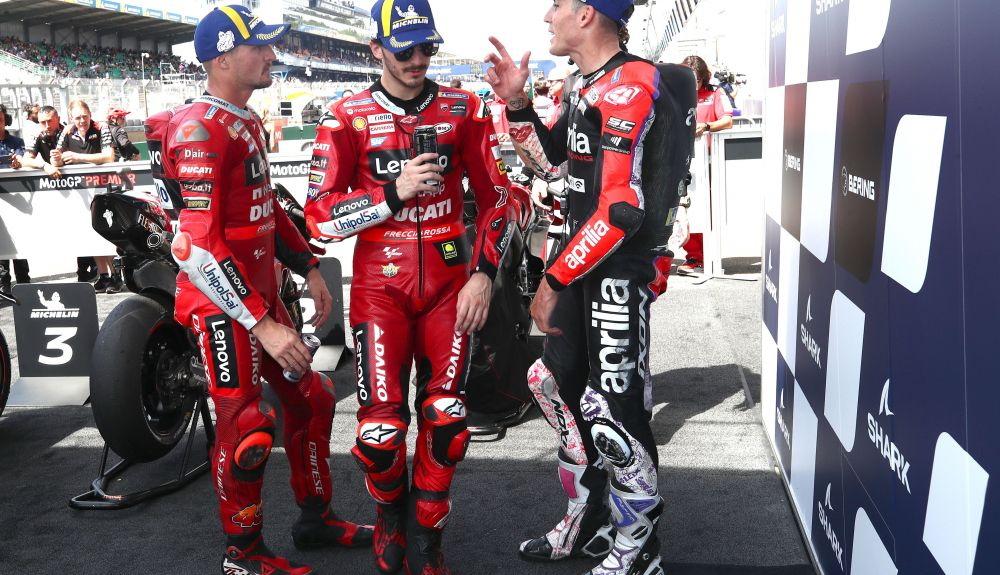 Miller, Bagnaia y Espargaró conversan en Le Mans