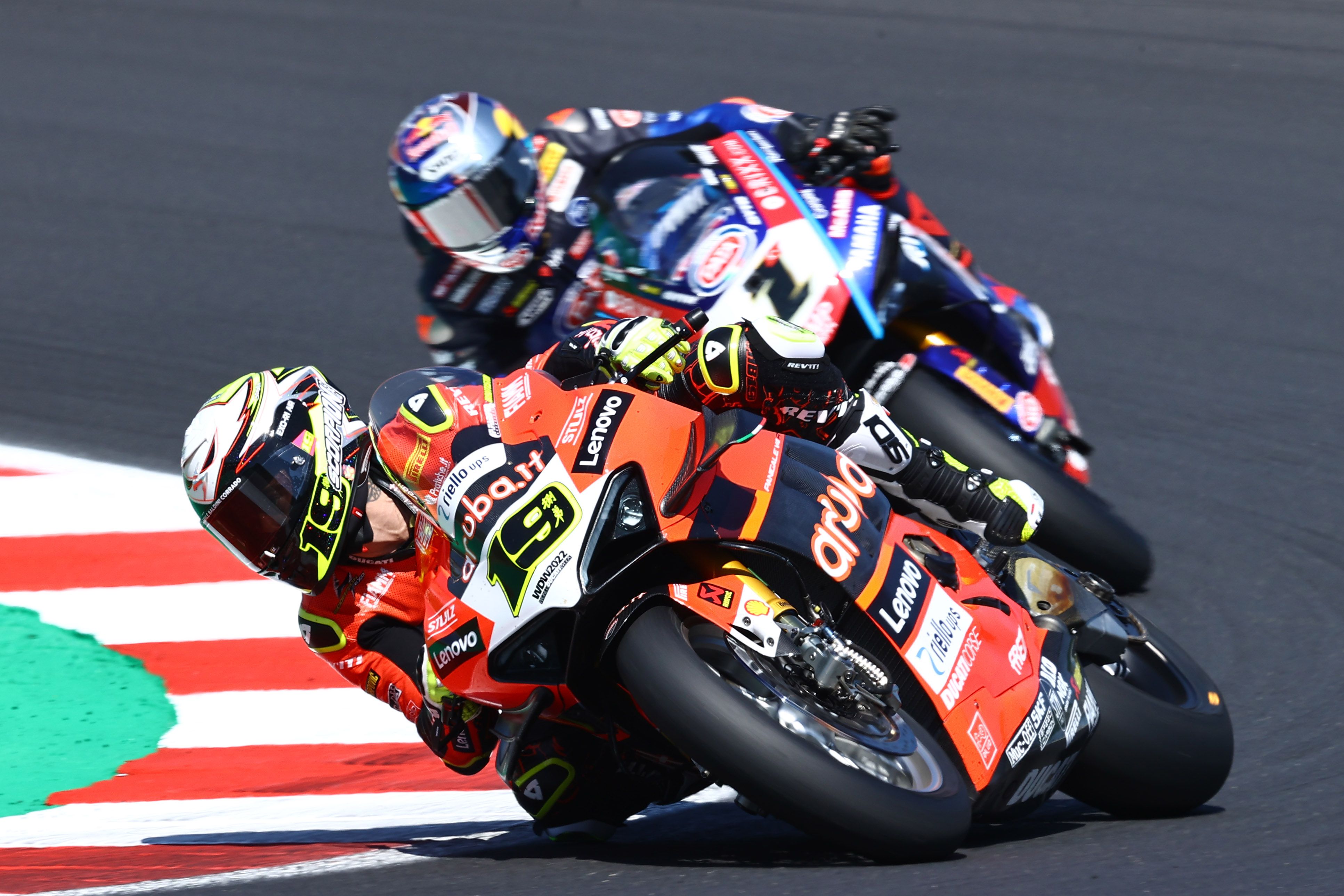 Álvaro Bautista con Toprak Razgatlioglu a su rueda, WSBK Misano 2022