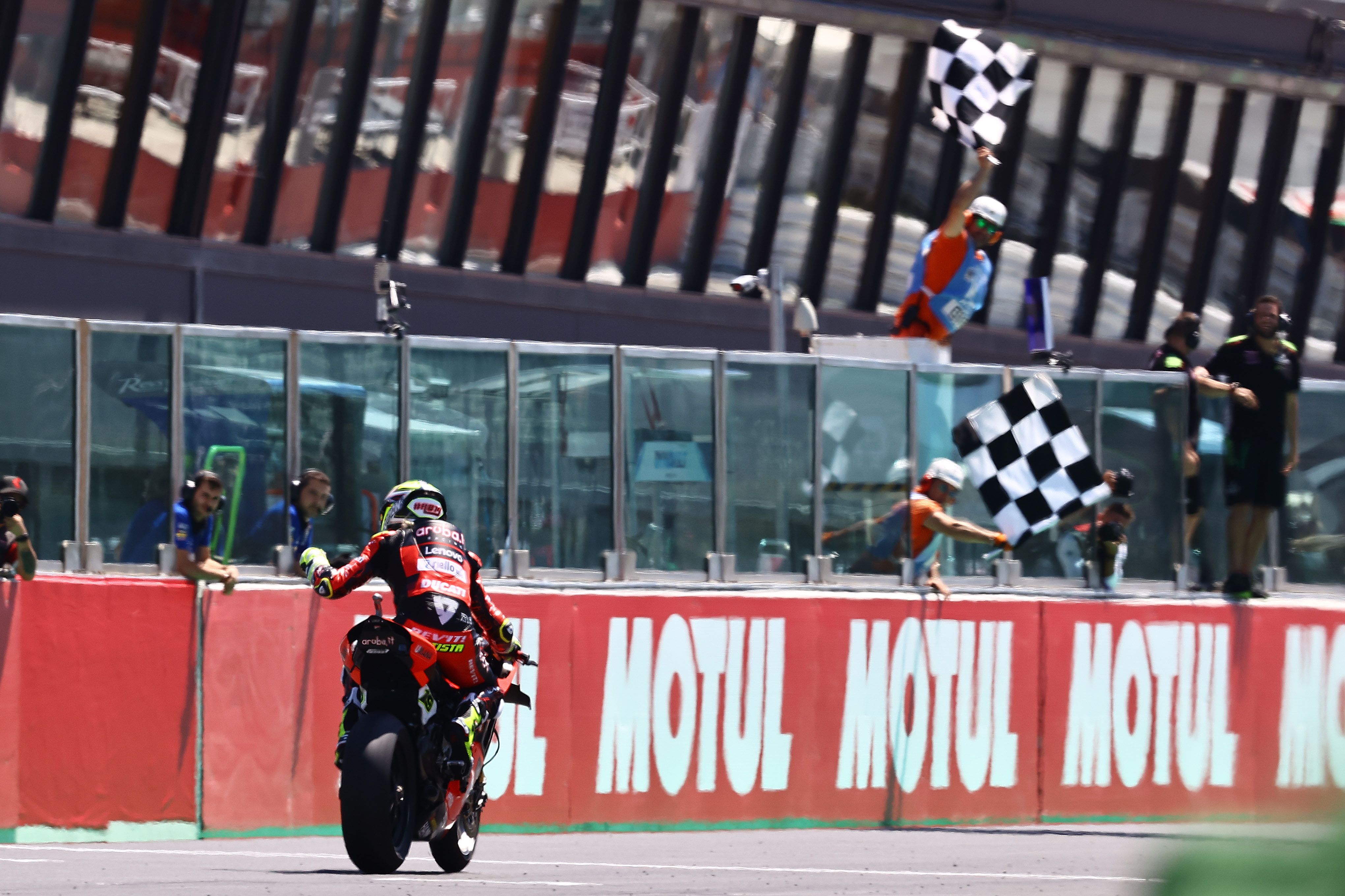 Álvaro Bautista entra en meta como ganador en solitario, WSBK Misano 2022