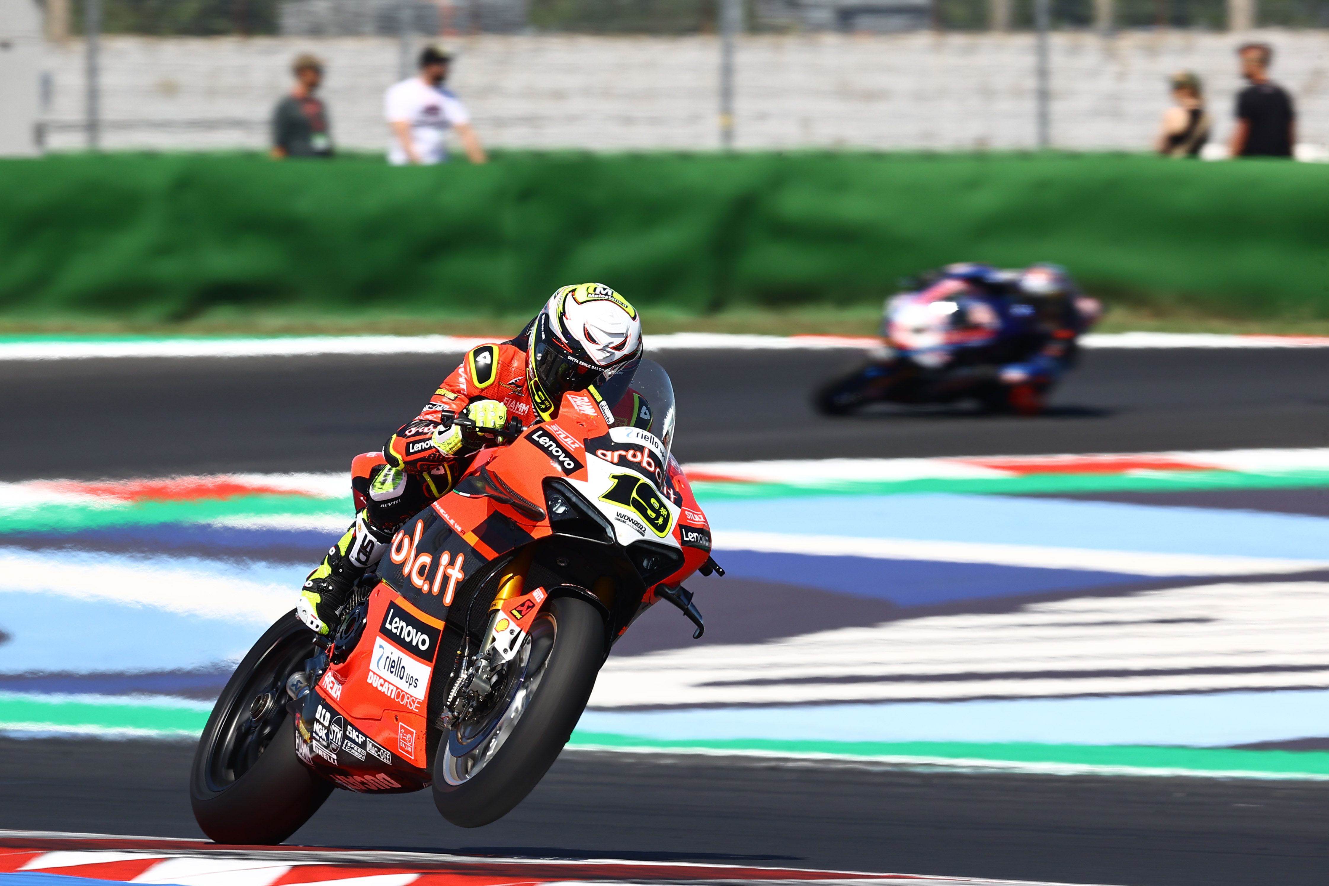 Álvaro Bautista se escapa de Toprak Razgatlioglu, WSBK Misano 2022