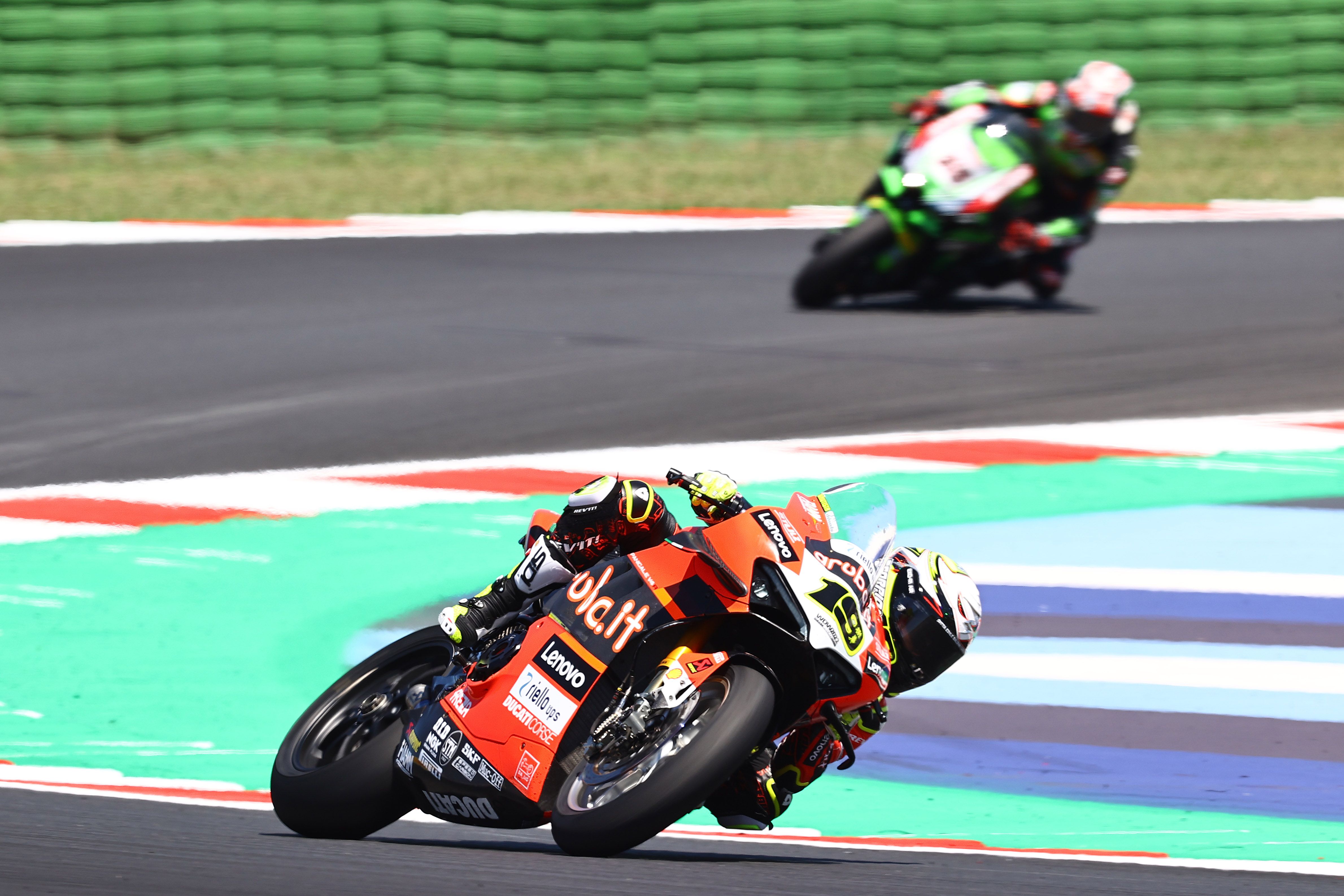Álvaro Bautista se larga de Jonathan Rea, WSBK Misano 2022