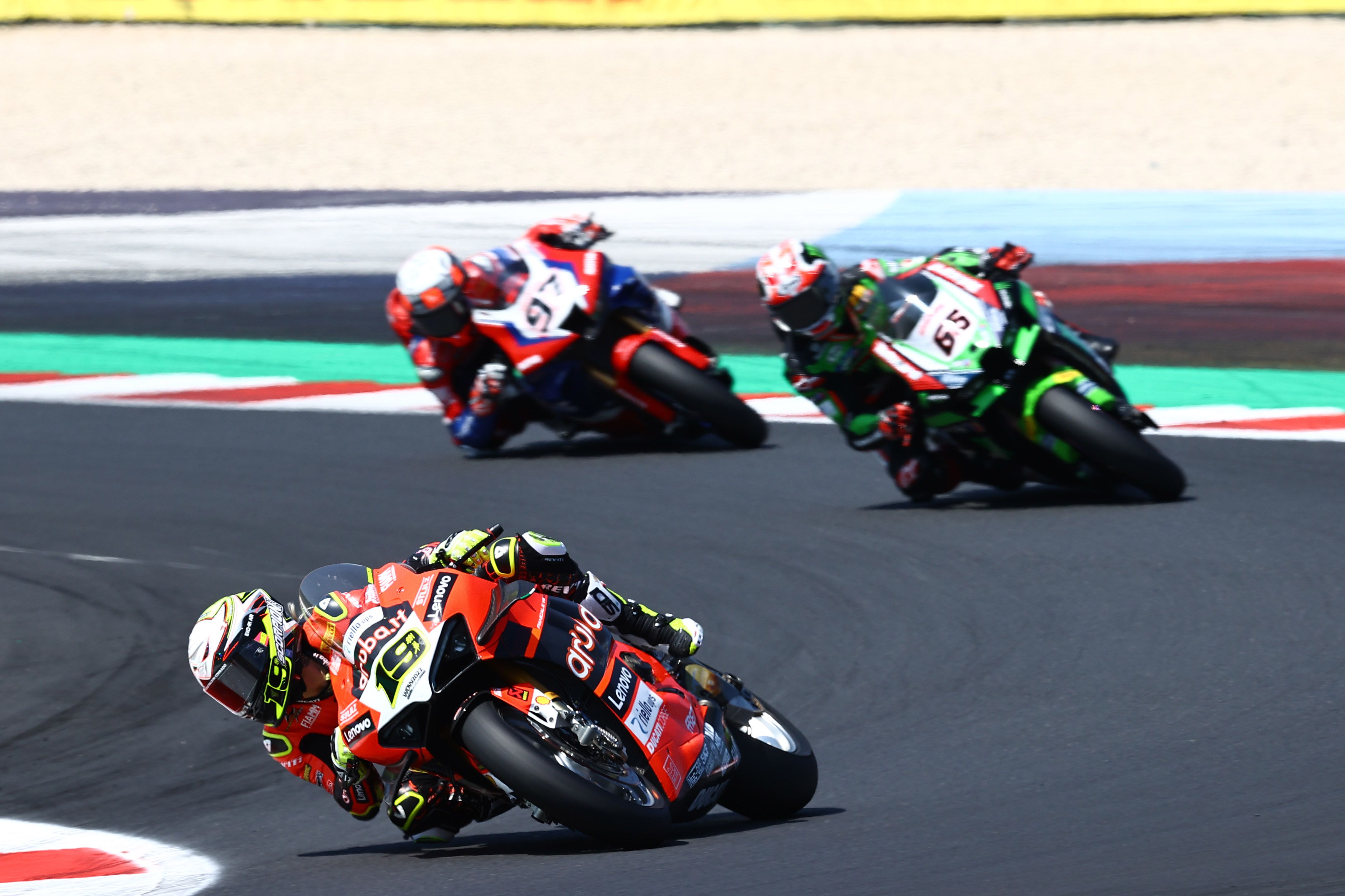 Álvaro Bautista se marcha de Jonathan Rea y Xavi Vierge, WSBK Misano 2022