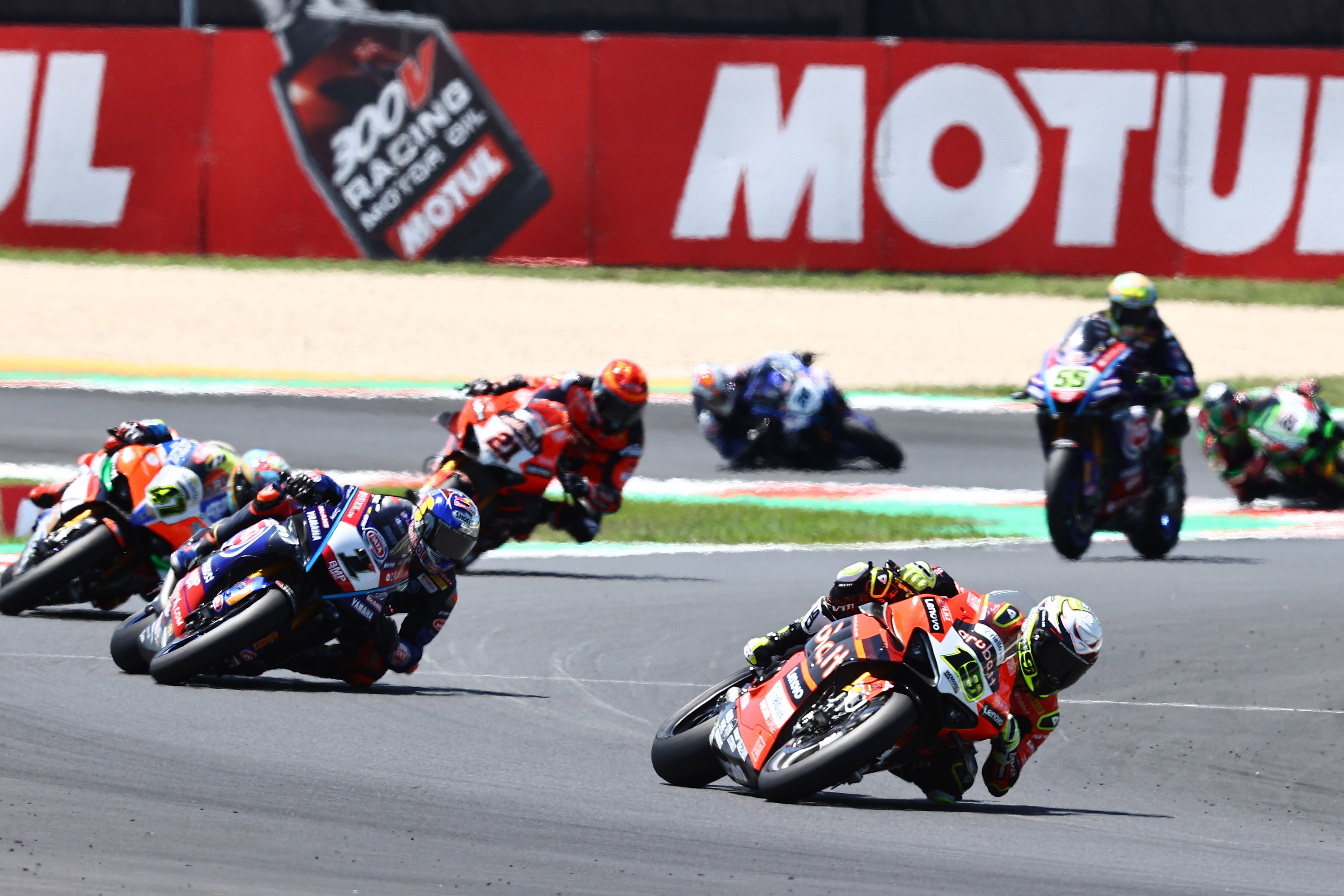 Álvaro Bautista seguido por Toprak Razgatlioglu, Axel Bassani y Michael Rinaldi, WSBK Misano 2022