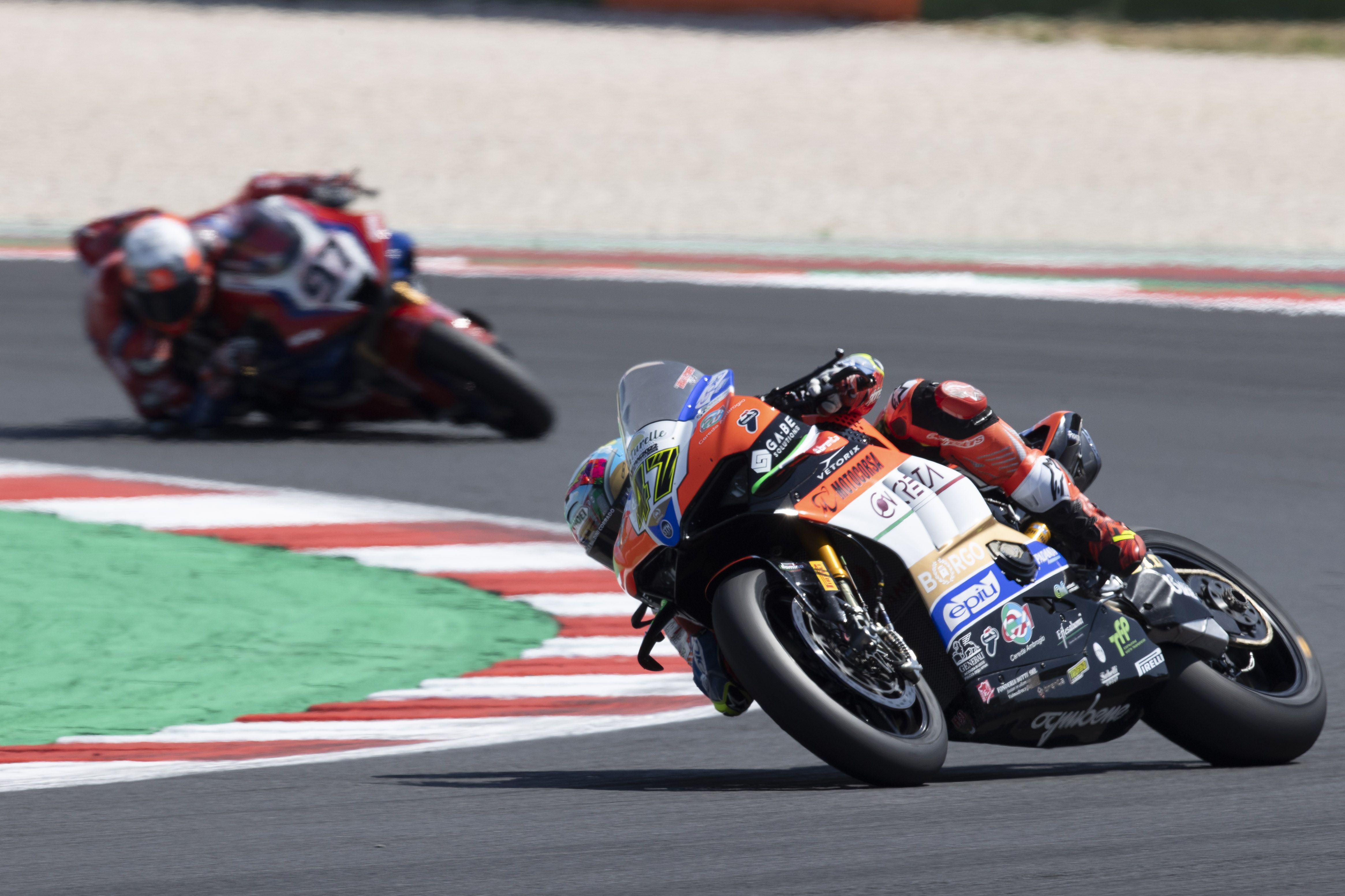 Axel Bassani se escapa de Xavi Vierge, WSBK Misano 2022