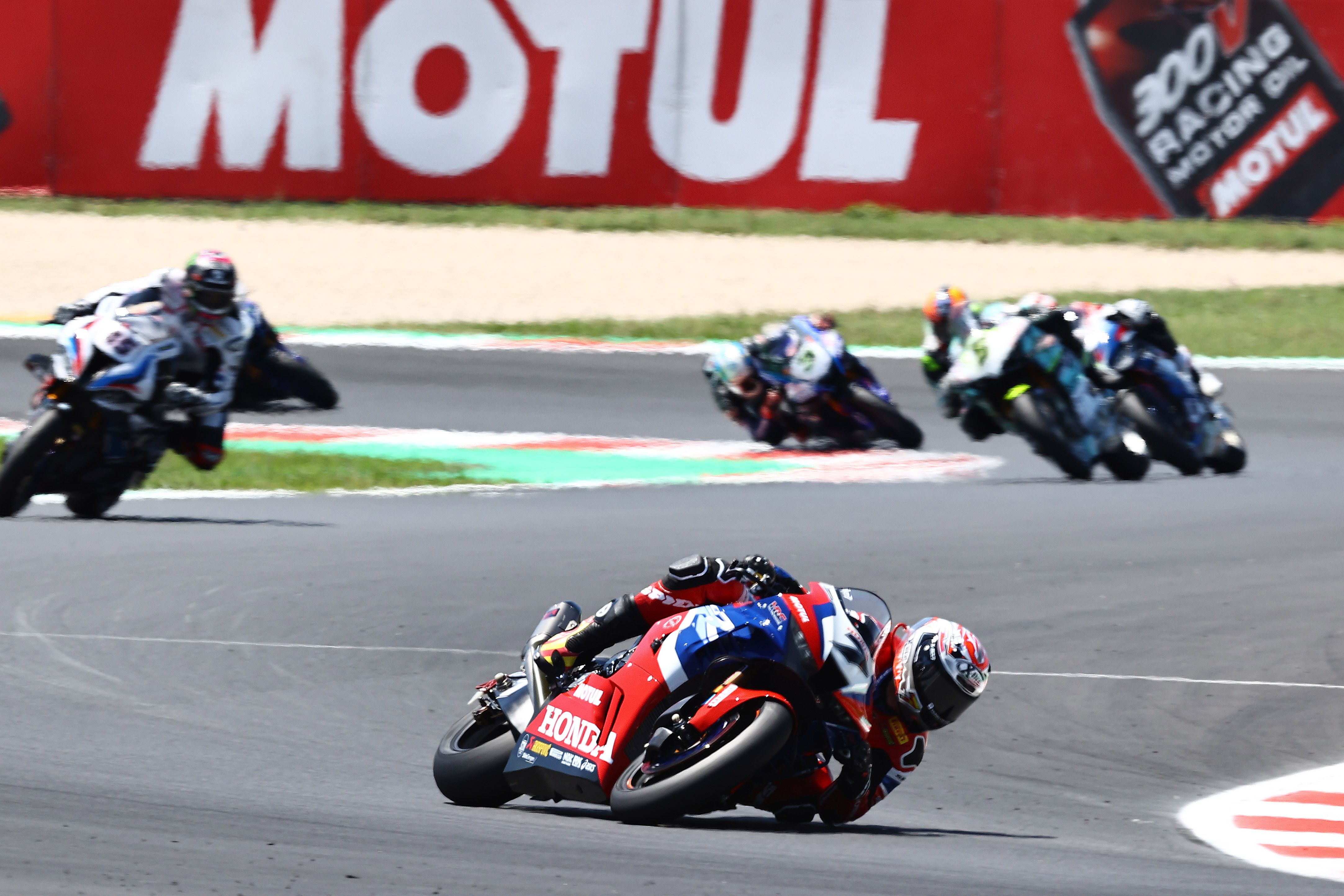 Iker Lecuona se escapa de Scott Redding, WSBK Misano 2022