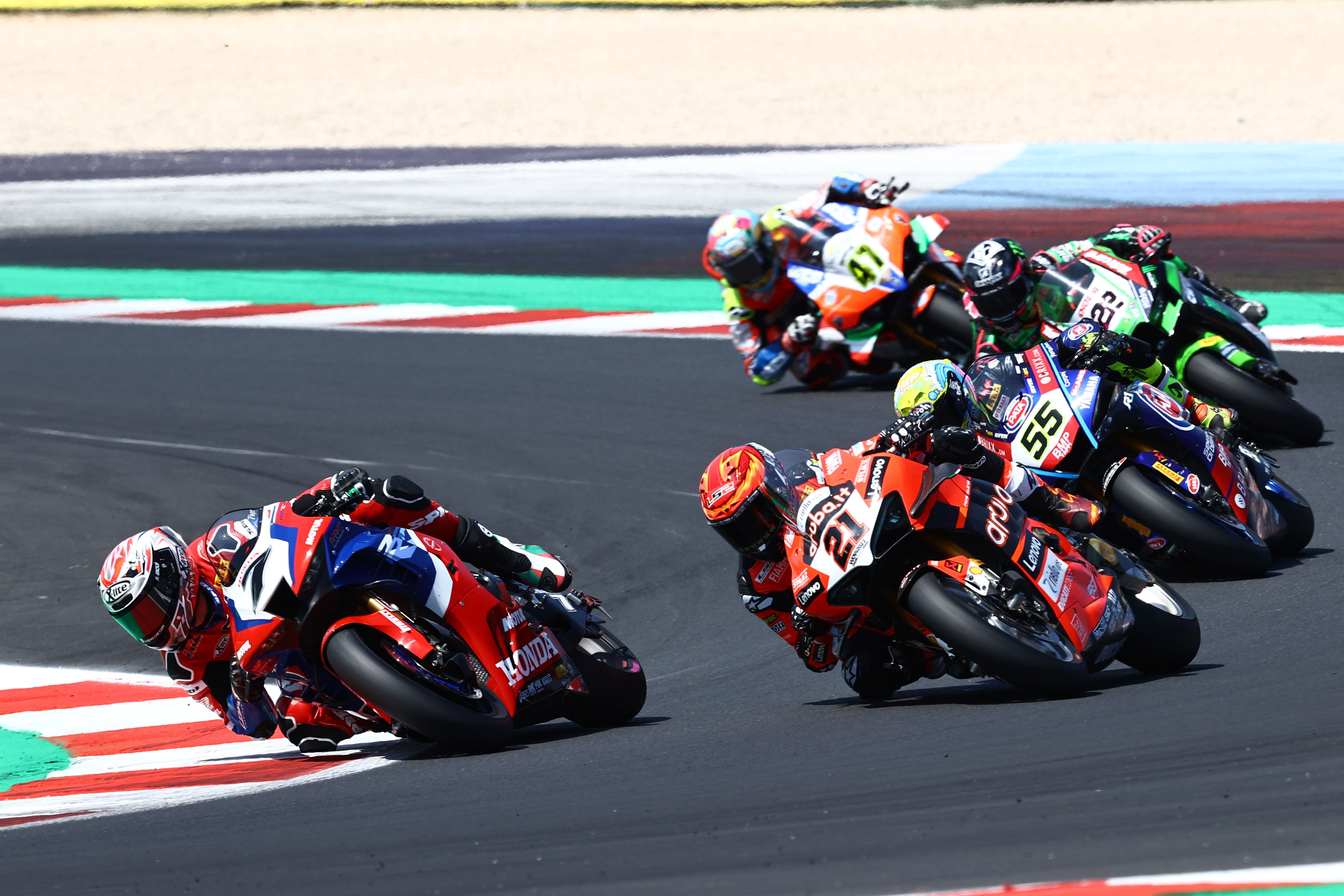 Iker Lecuona seguido por MIchael Rinaldi, Andrea Locatelli, Alex Lowes y Axel Bassani, WSBK Misano 2022