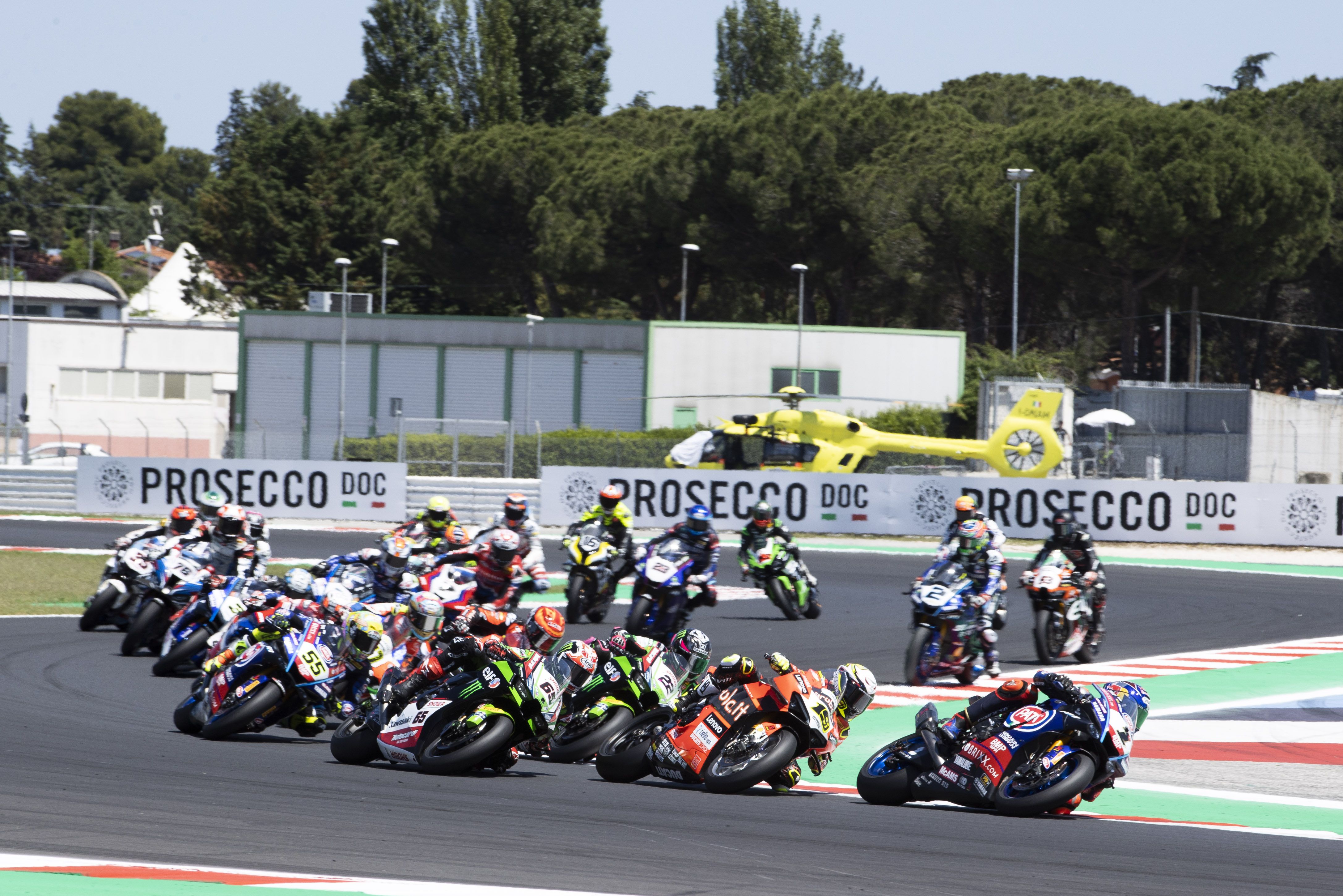 Toprak Razgatlioglu comanda en la salida ante Álvaro Bautista, Alex Lowes y Jonathan Rea, WSBK Misano 2022
