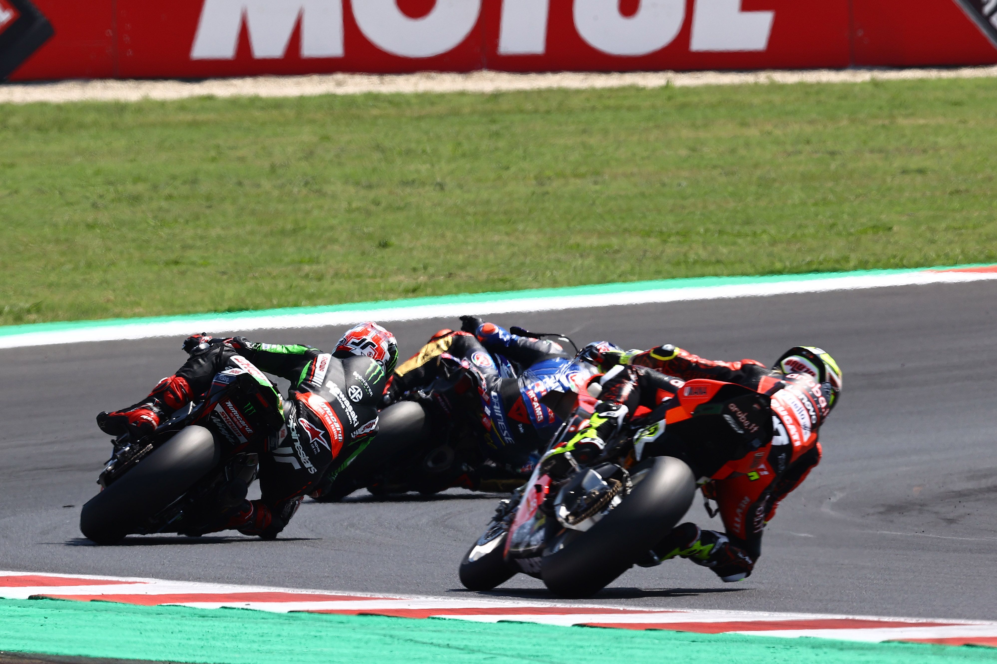 Toprak Razgatlioglu con Jonathan Rea y Álvaro Bautista detrás, WSBK Misano 2022